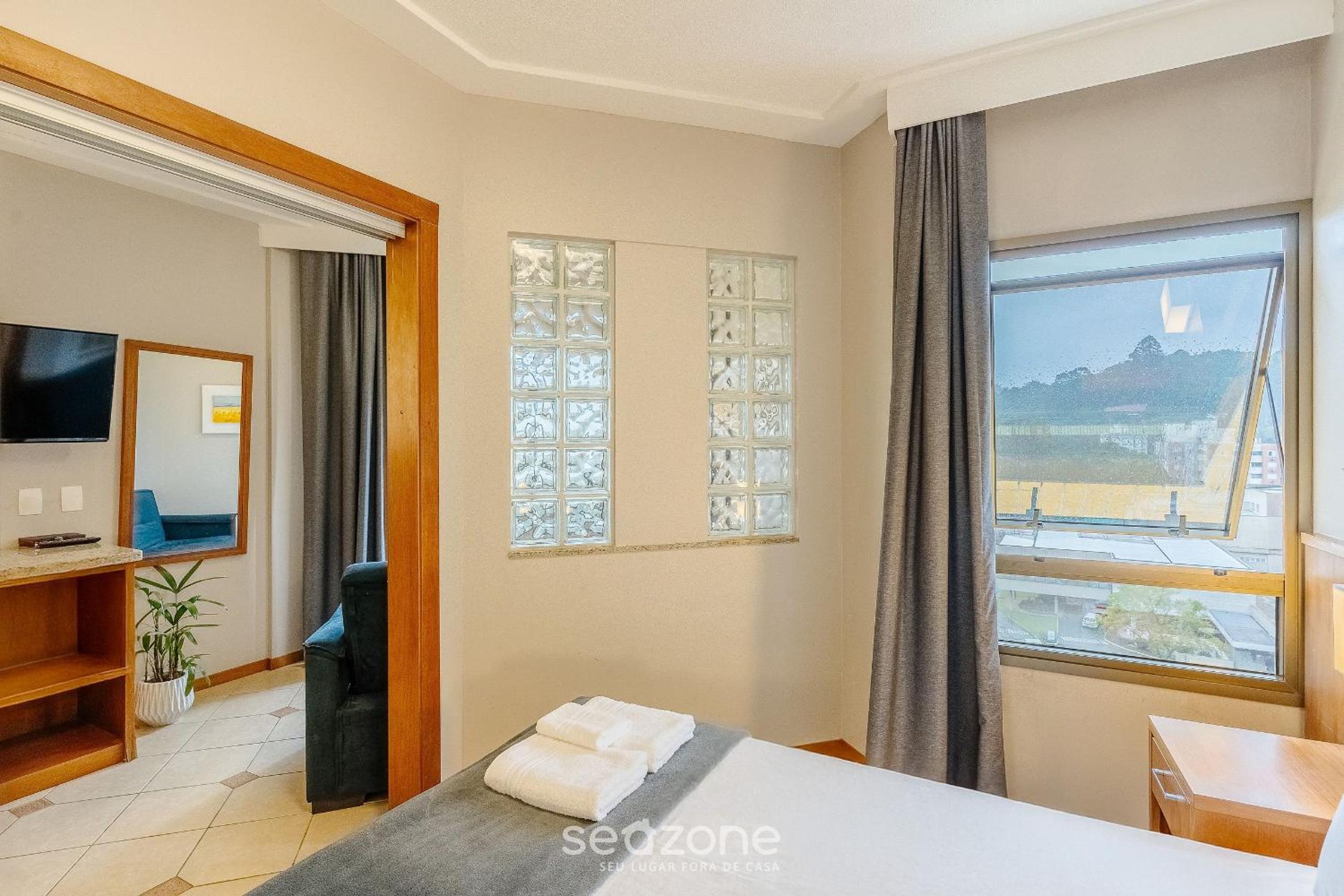 Apartment in a condo with heated pool CUR0905