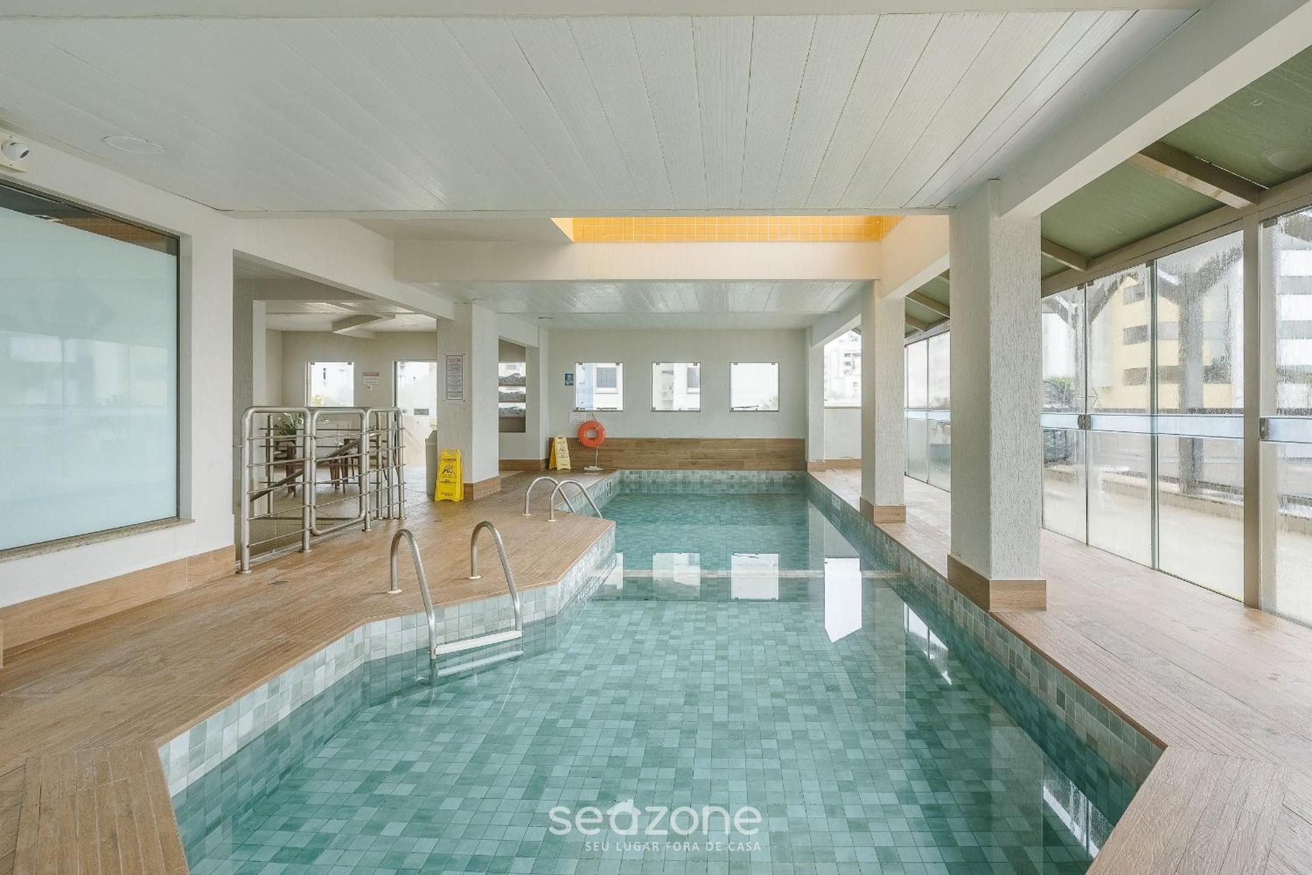 Apartment in a condo with heated pool CUR0905