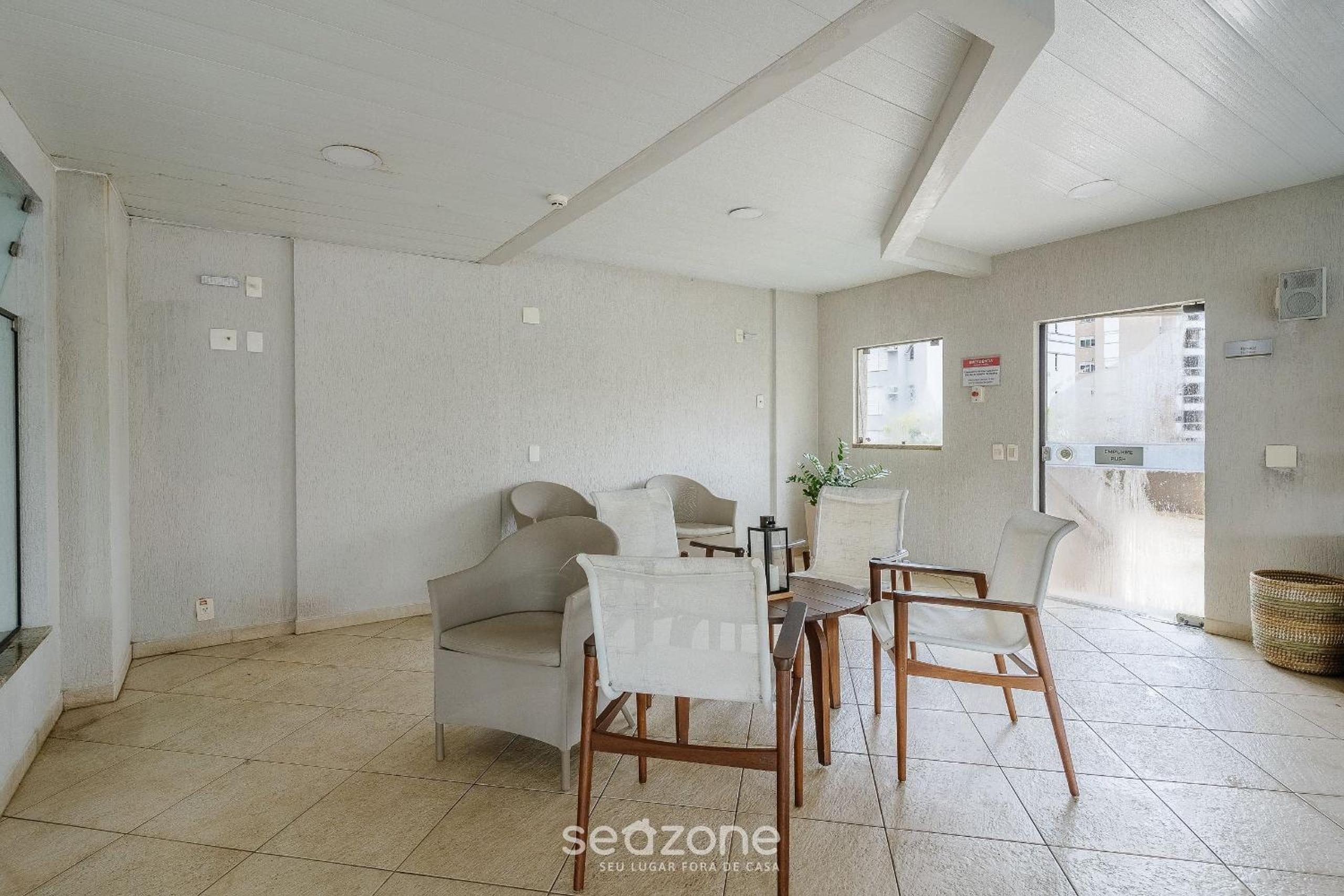 Apartment in a condo with heated pool CUR0905