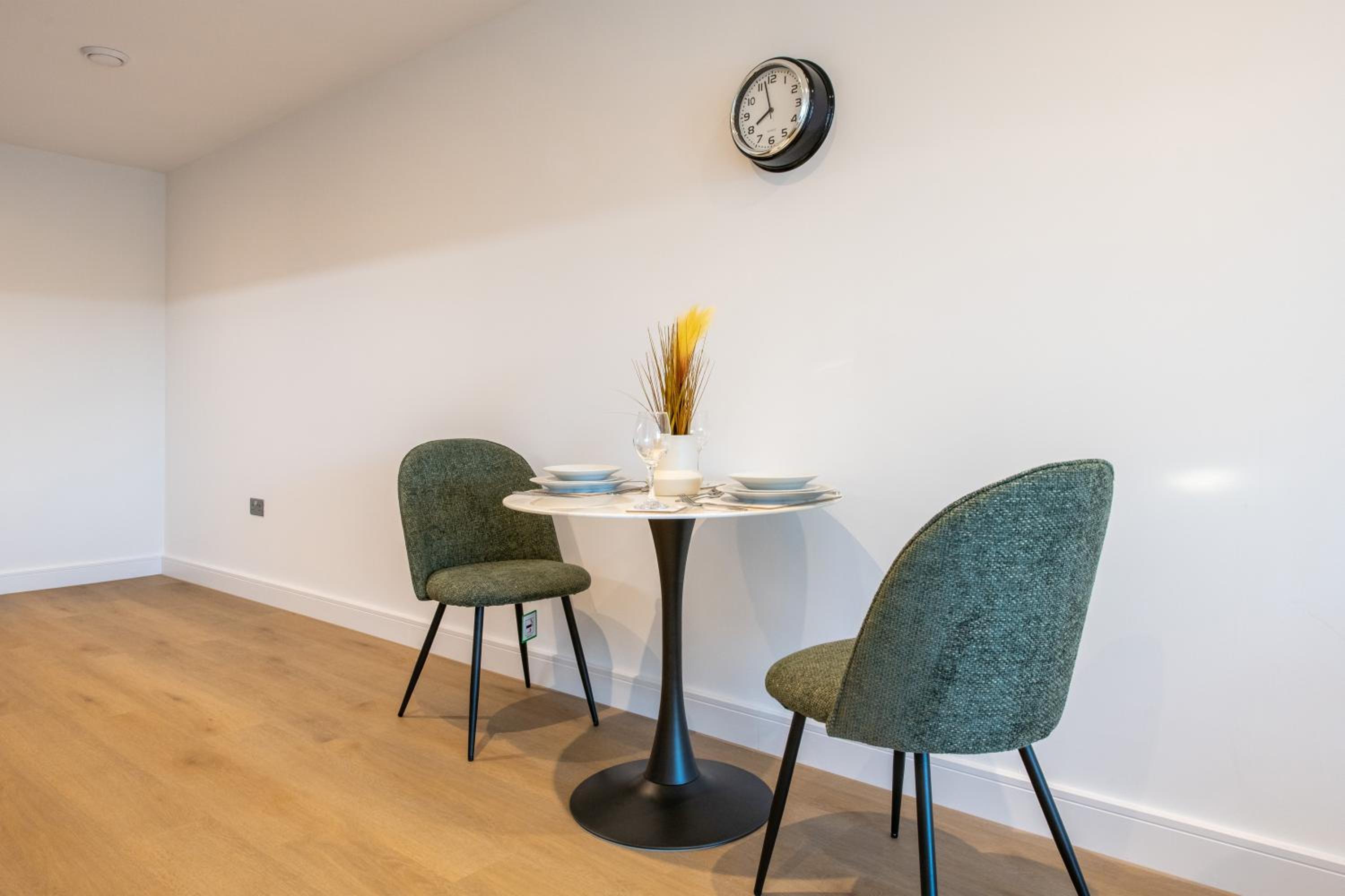 1 BR Flat Prime Spot Near Station, Shops & Culture