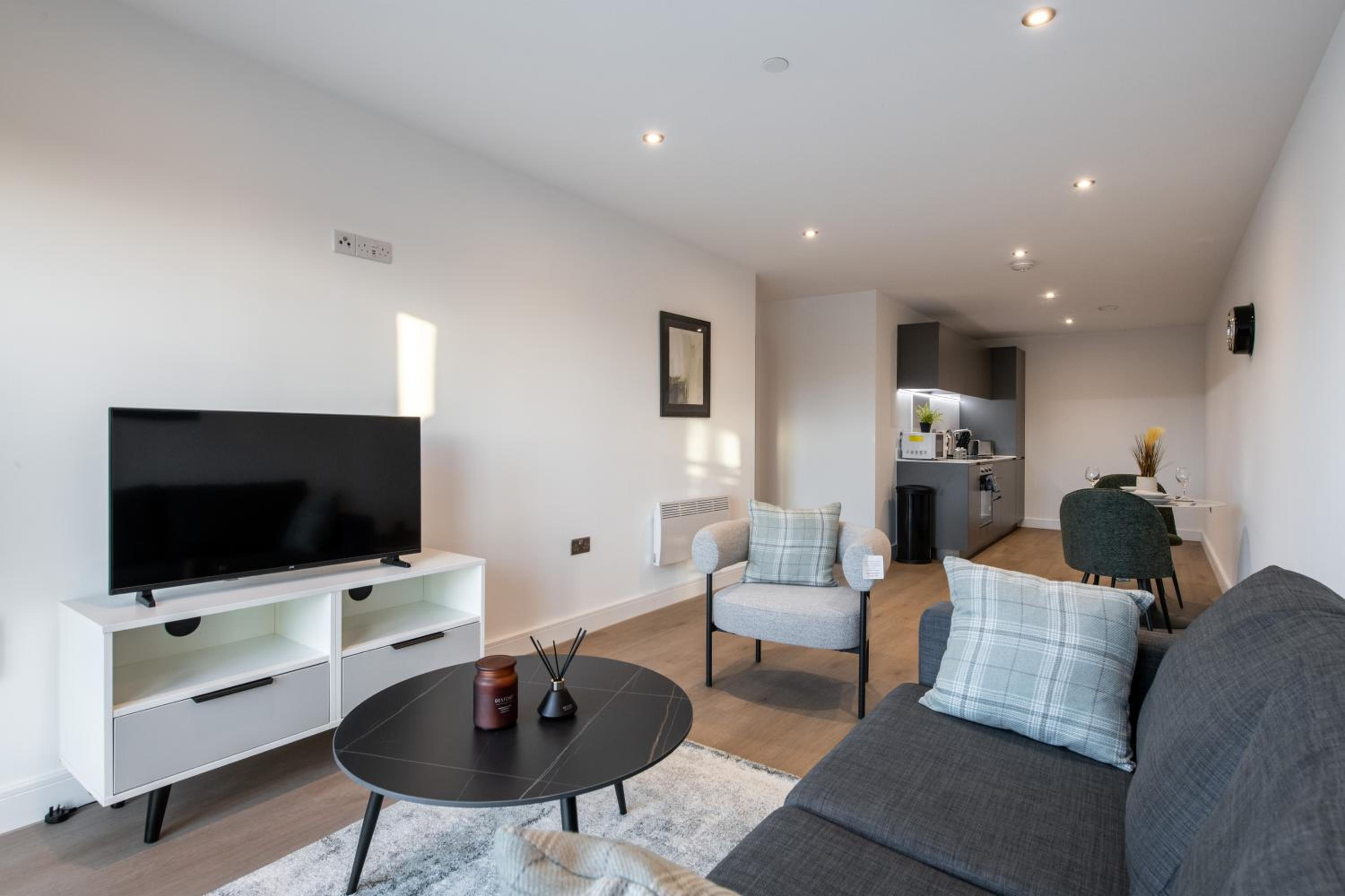 1 BR Flat Prime Spot Near Station, Shops & Culture