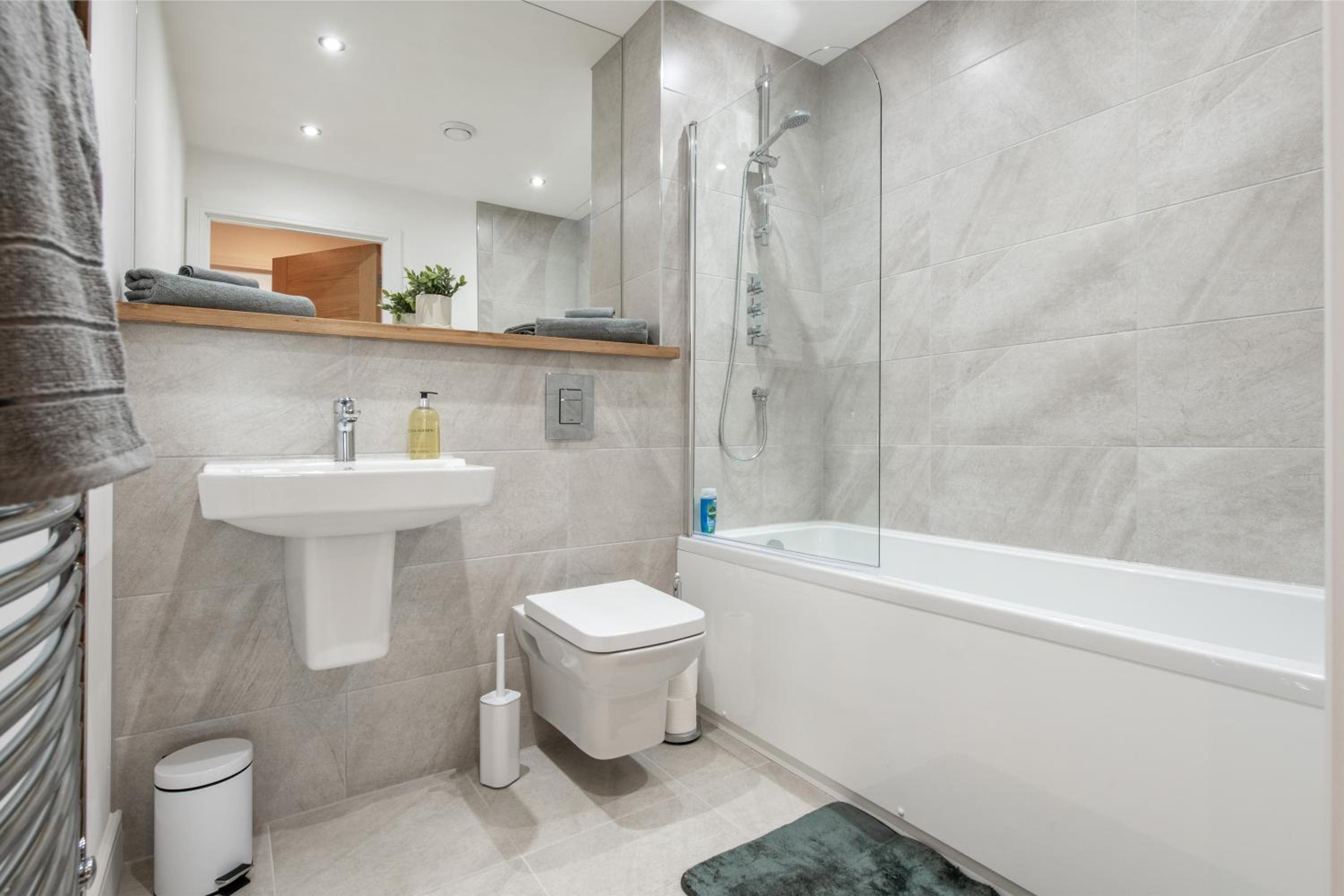 1 BR Flat Prime Spot Near Station, Shops & Culture