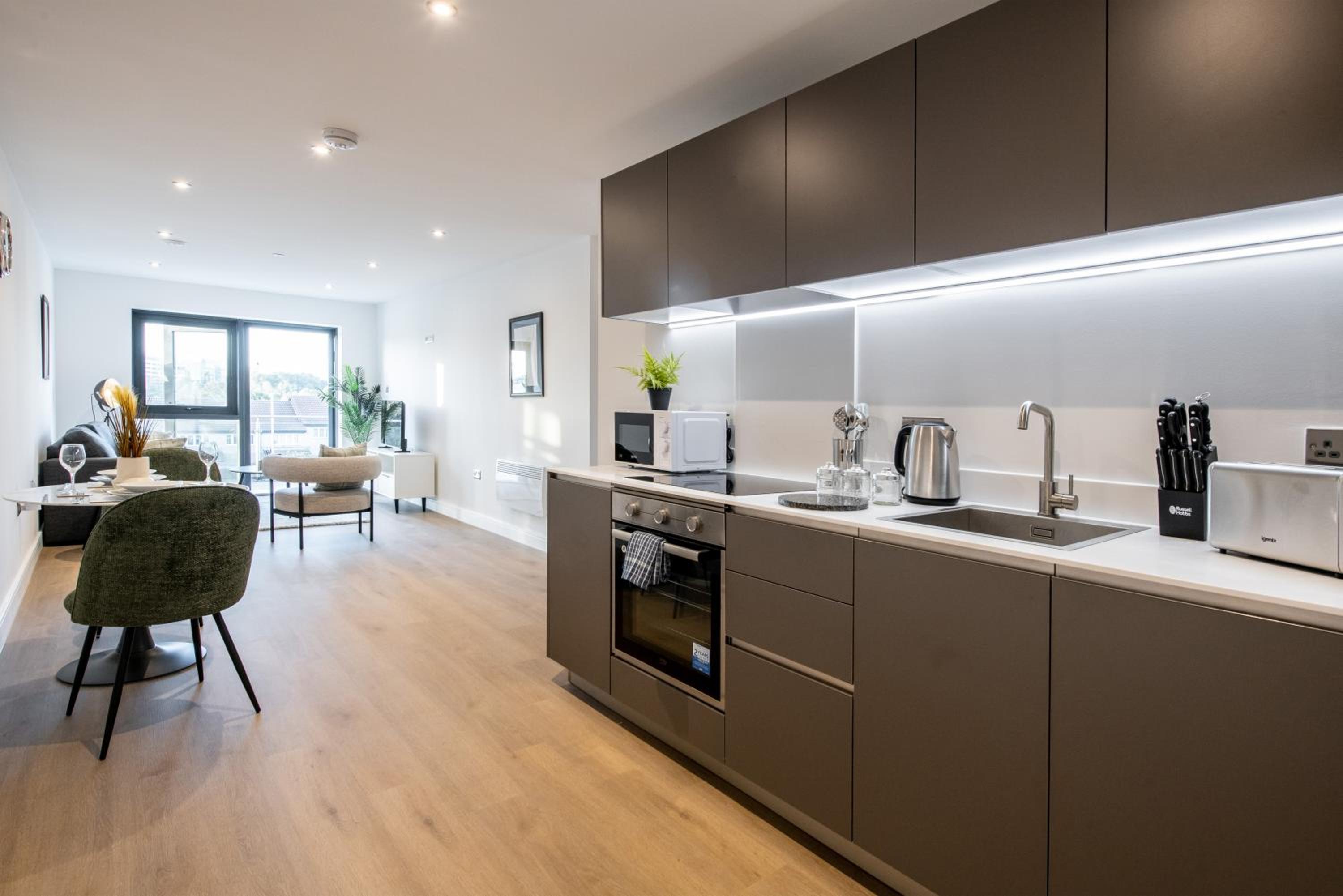 1 BR Flat Prime Spot Near Station, Shops & Culture
