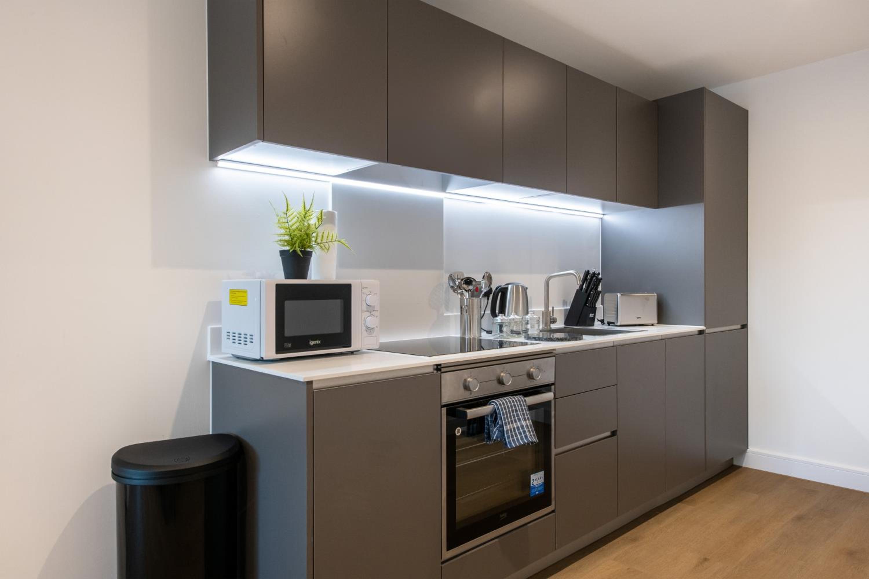 1 BR Flat Prime Spot Near Station, Shops & Culture