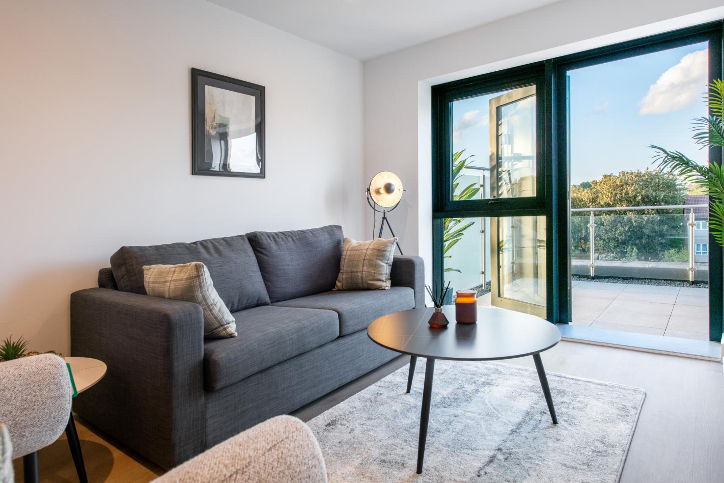 1 BR Flat Prime Spot Near Station, Shops & Culture