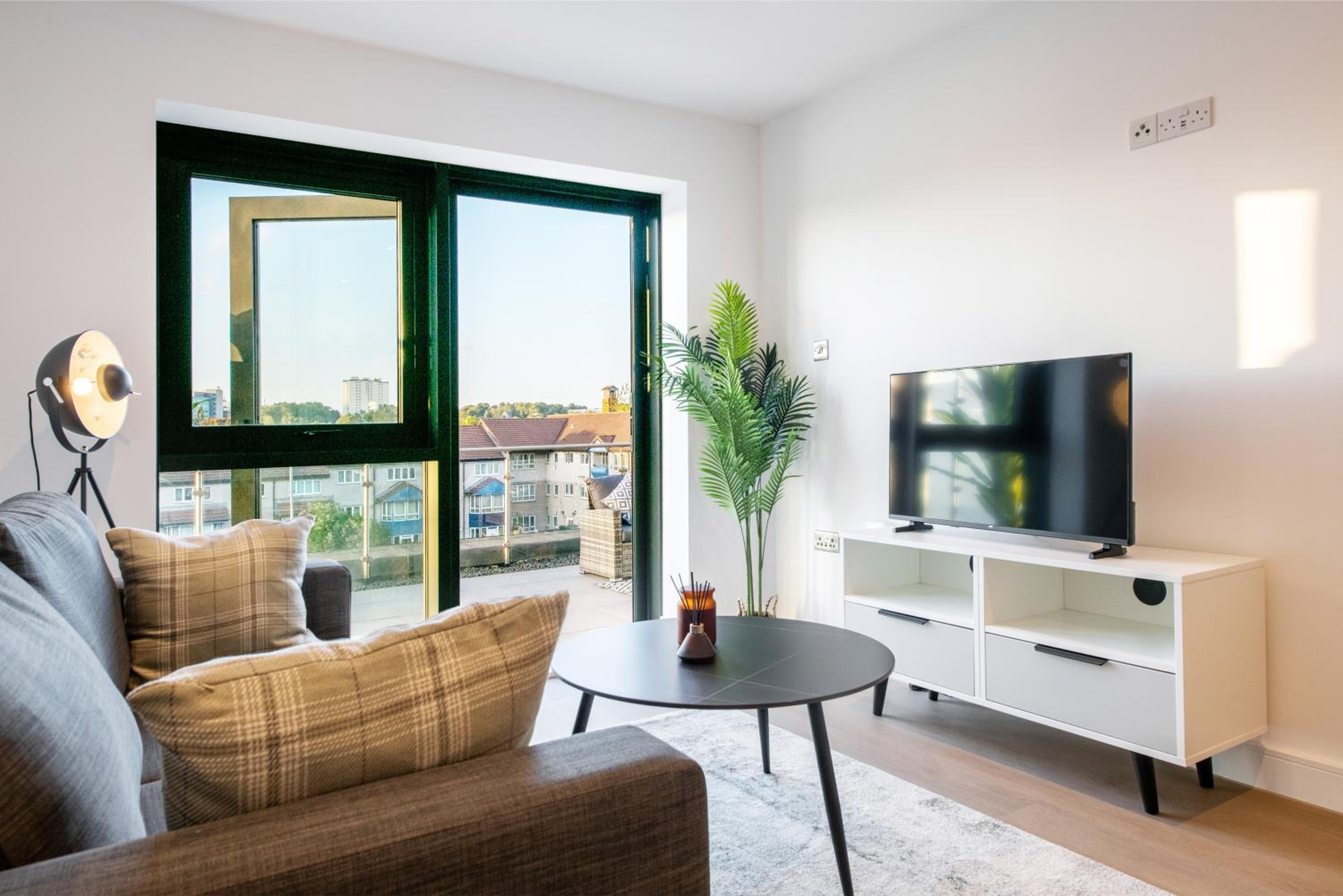 1 BR Flat Prime Spot Near Station, Shops & Culture