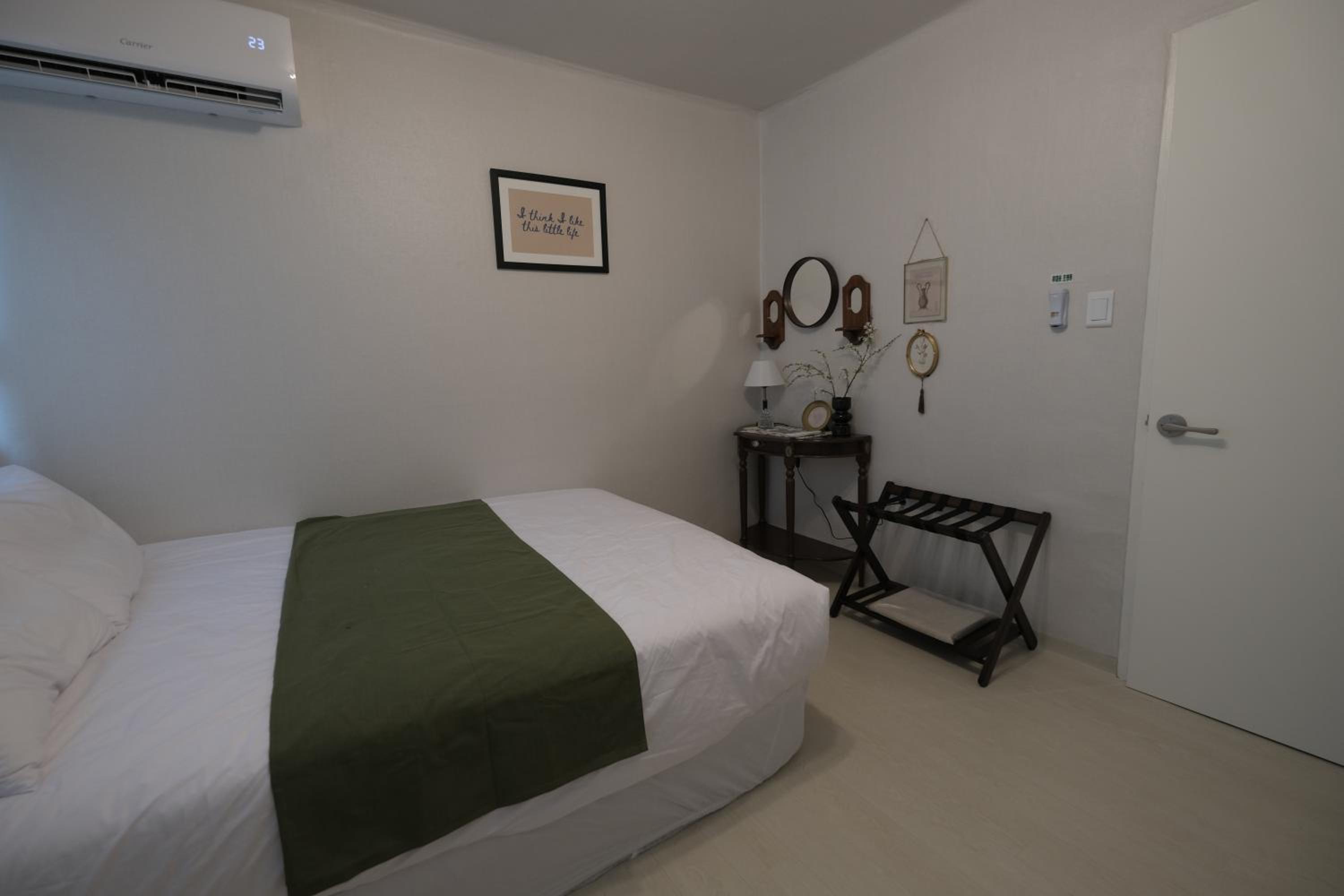DongMyo Vibe 2BR Home, 4 Beds, 8 Guests