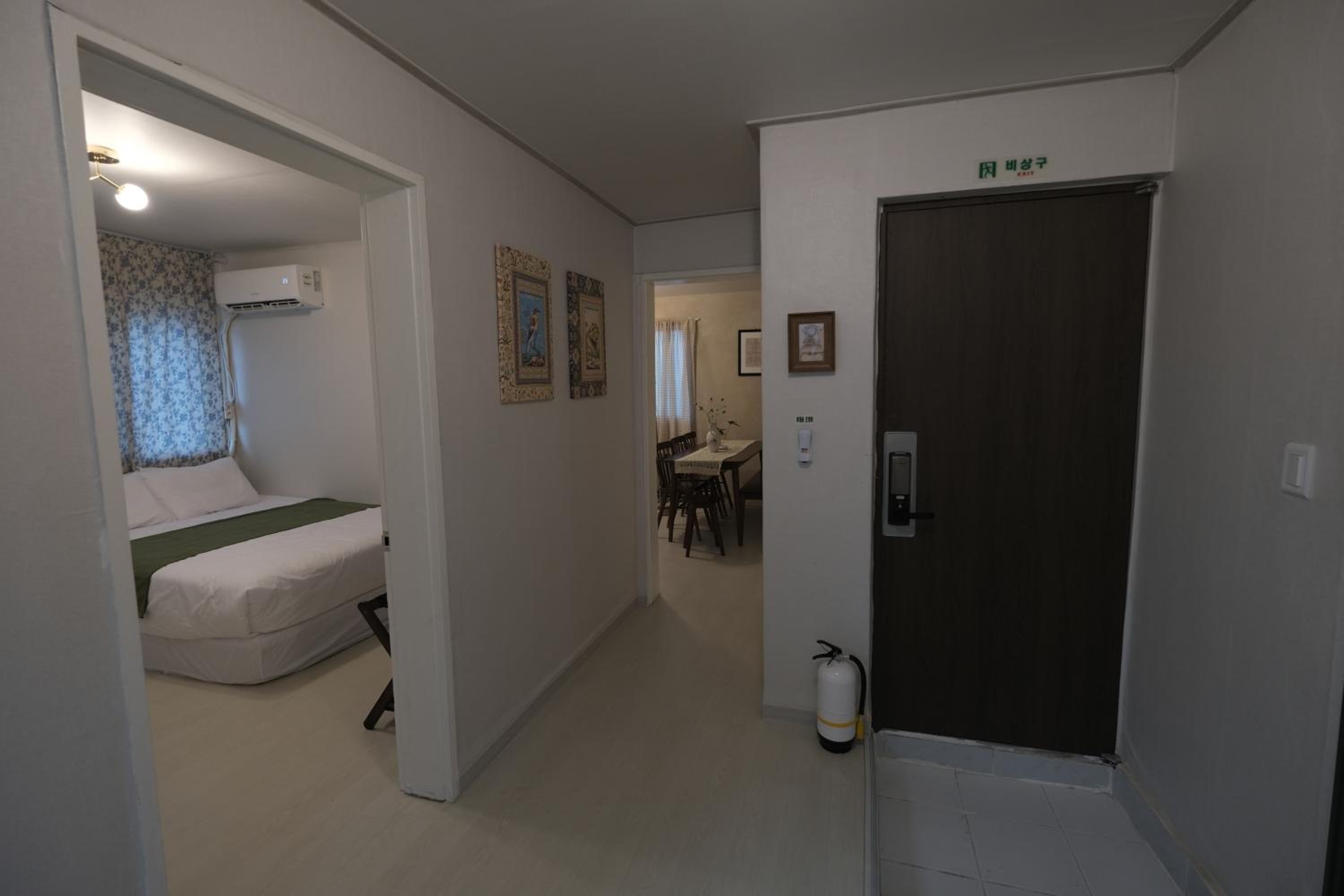 DongMyo Vibe 2BR Home, 4 Beds, 8 Guests