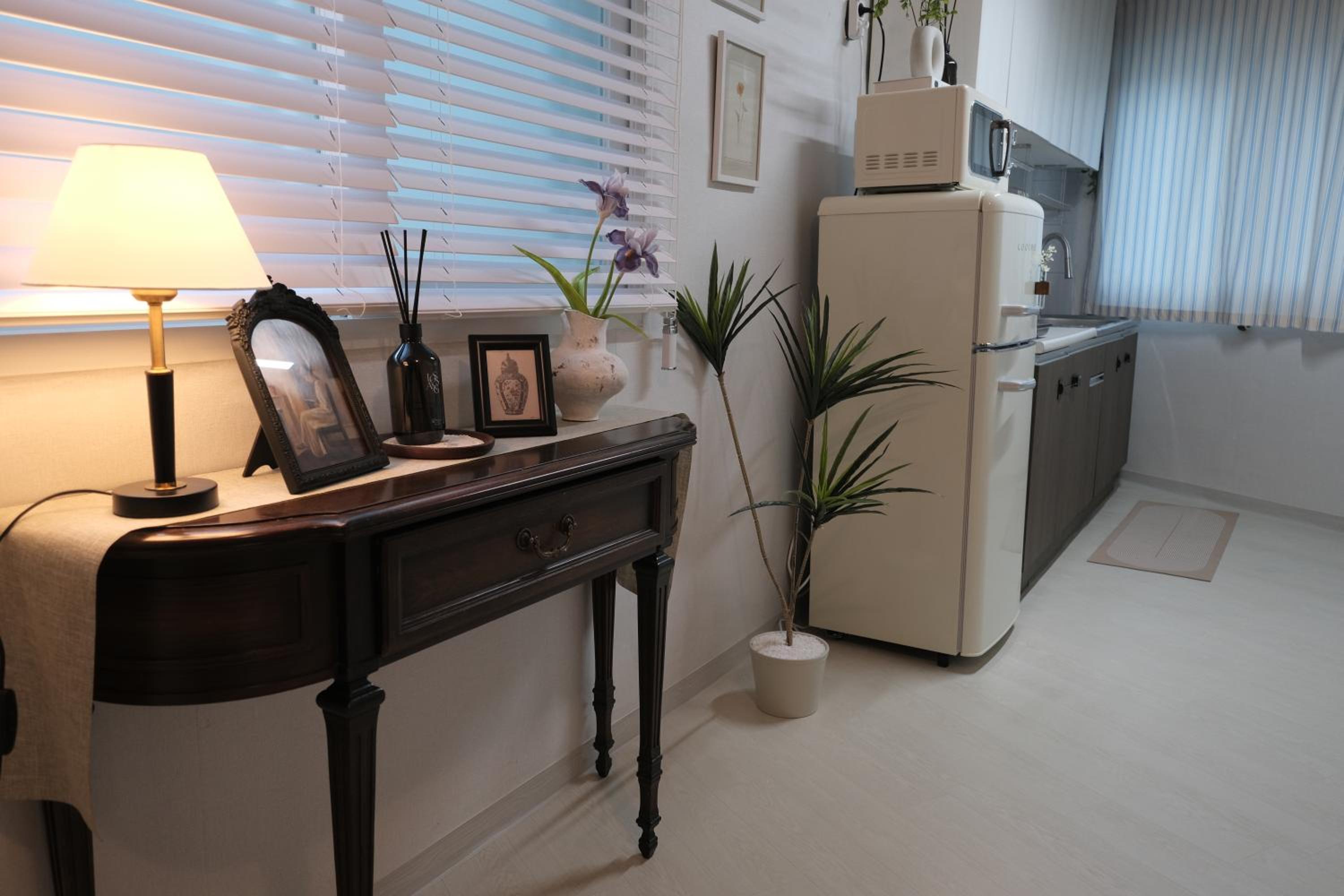DongMyo Vibe 2BR Home, 4 Beds, 8 Guests