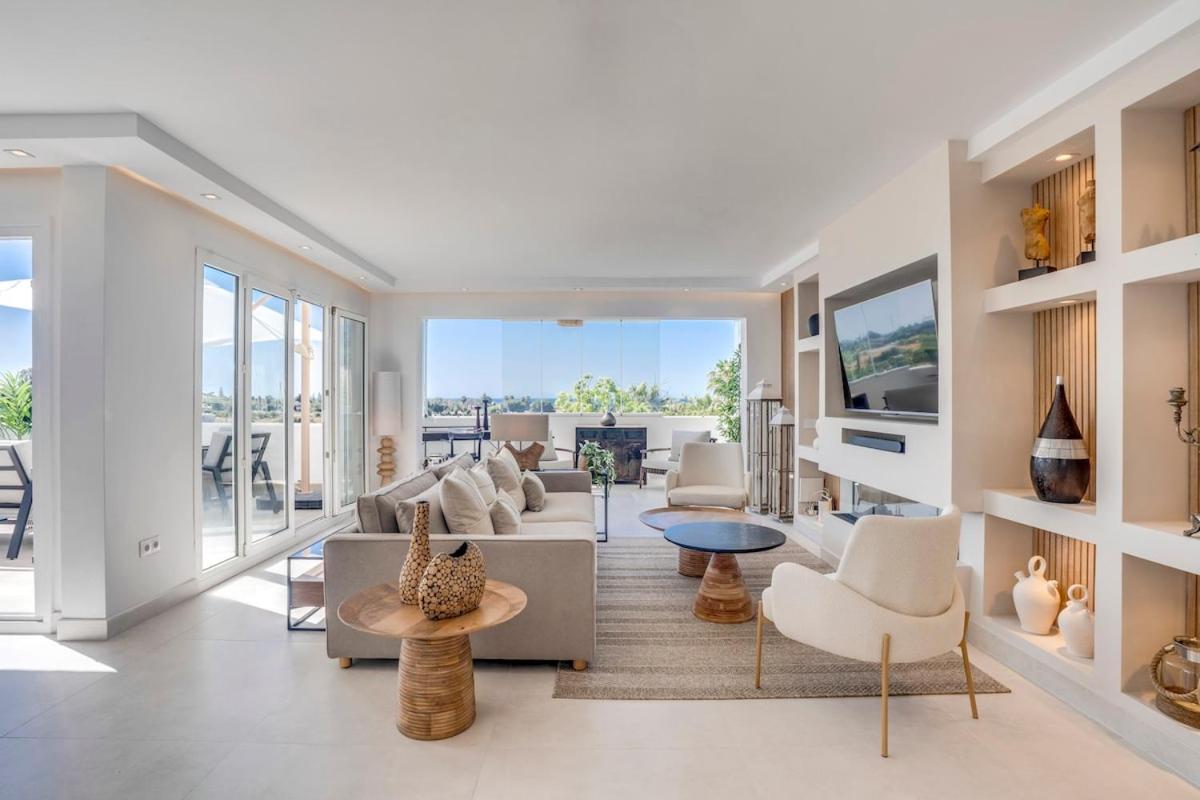 Atico Dúplex en Estepona con Vistas al Mar y Montaña a 10 min de la Playa