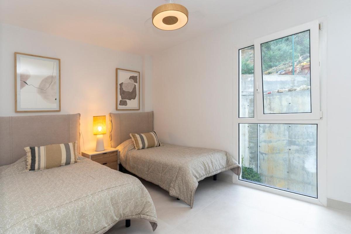 Atico Dúplex en Estepona con Vistas al Mar y Montaña a 10 min de la Playa