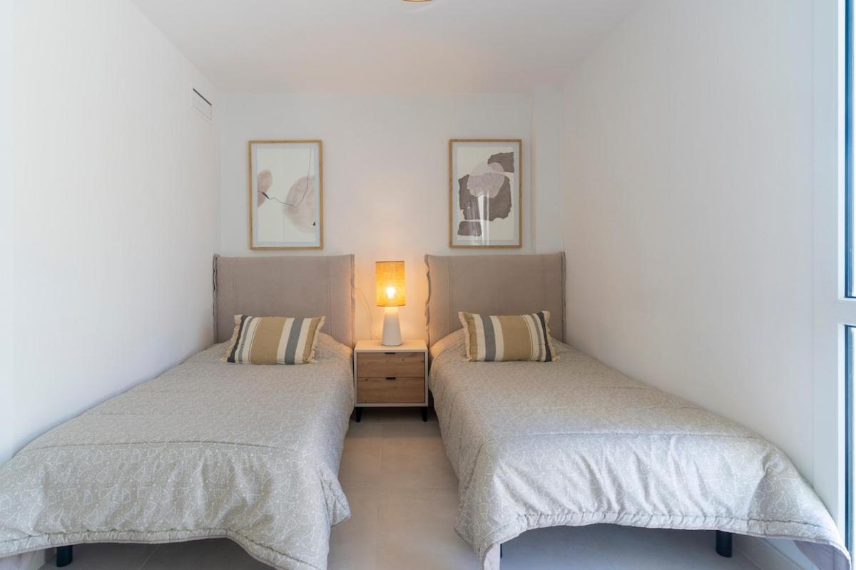 Atico Dúplex en Estepona con Vistas al Mar y Montaña a 10 min de la Playa