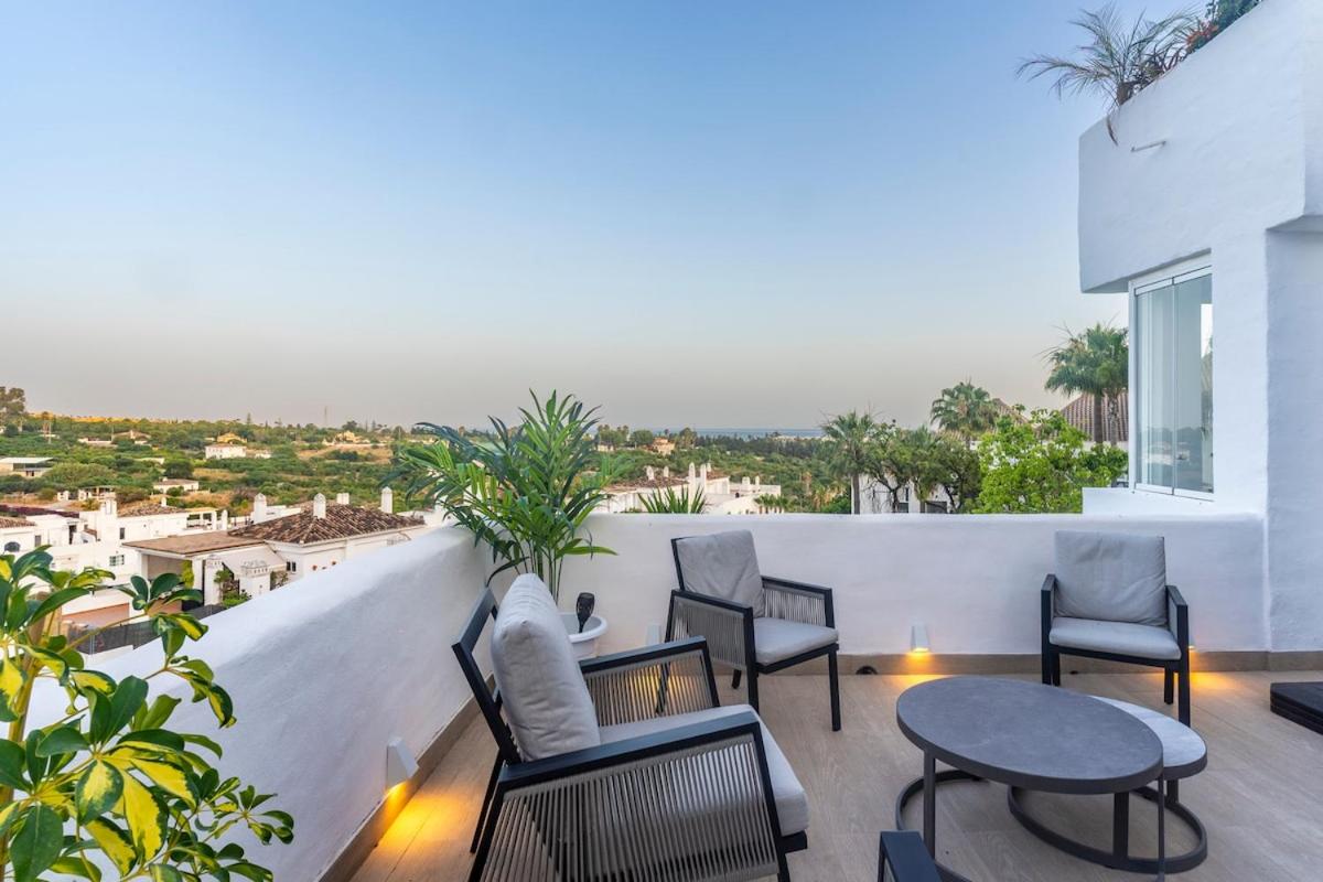 Atico Dúplex en Estepona con Vistas al Mar y Montaña a 10 min de la Playa