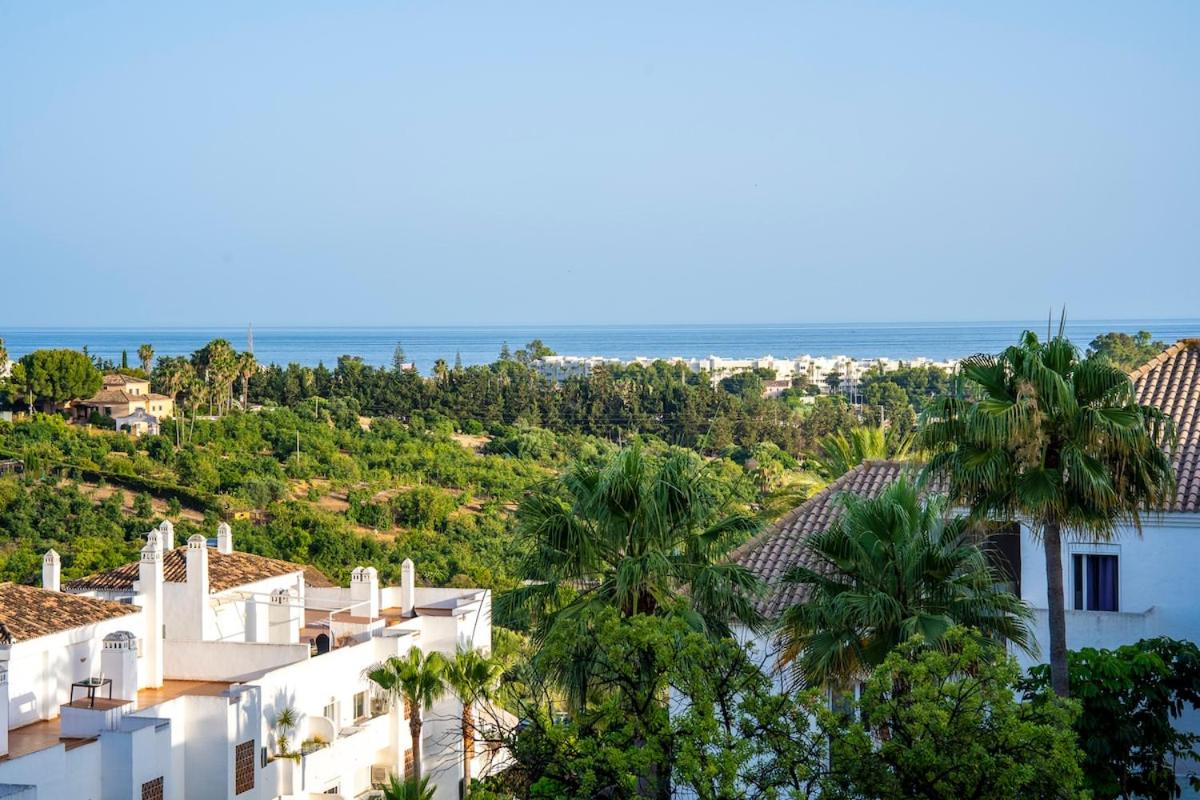Atico Dúplex en Estepona con Vistas al Mar y Montaña a 10 min de la Playa