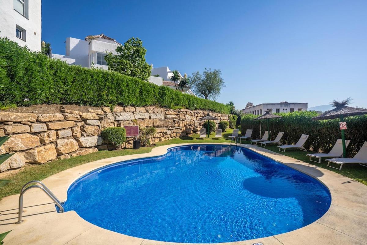 Atico Dúplex en Estepona con Vistas al Mar y Montaña a 10 min de la Playa