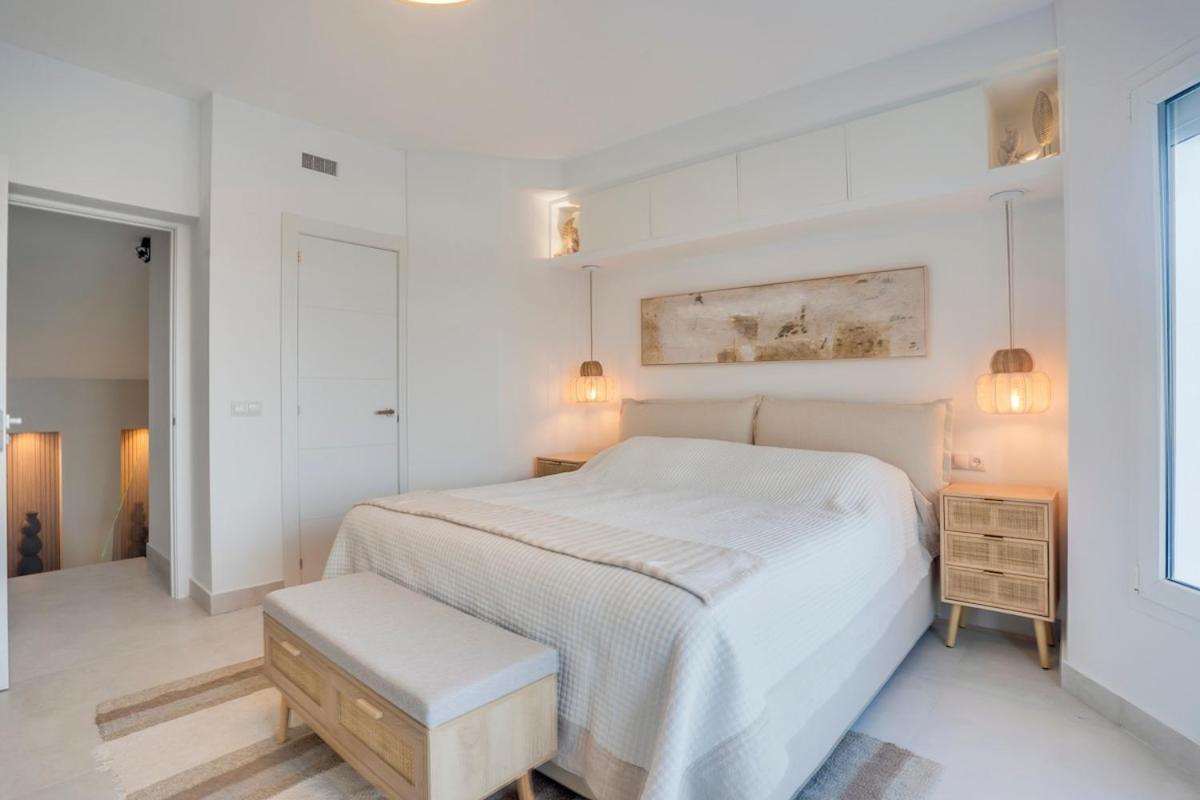 Atico Dúplex en Estepona con Vistas al Mar y Montaña a 10 min de la Playa