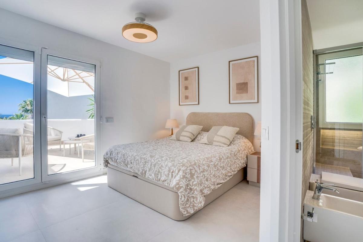 Atico Dúplex en Estepona con Vistas al Mar y Montaña a 10 min de la Playa