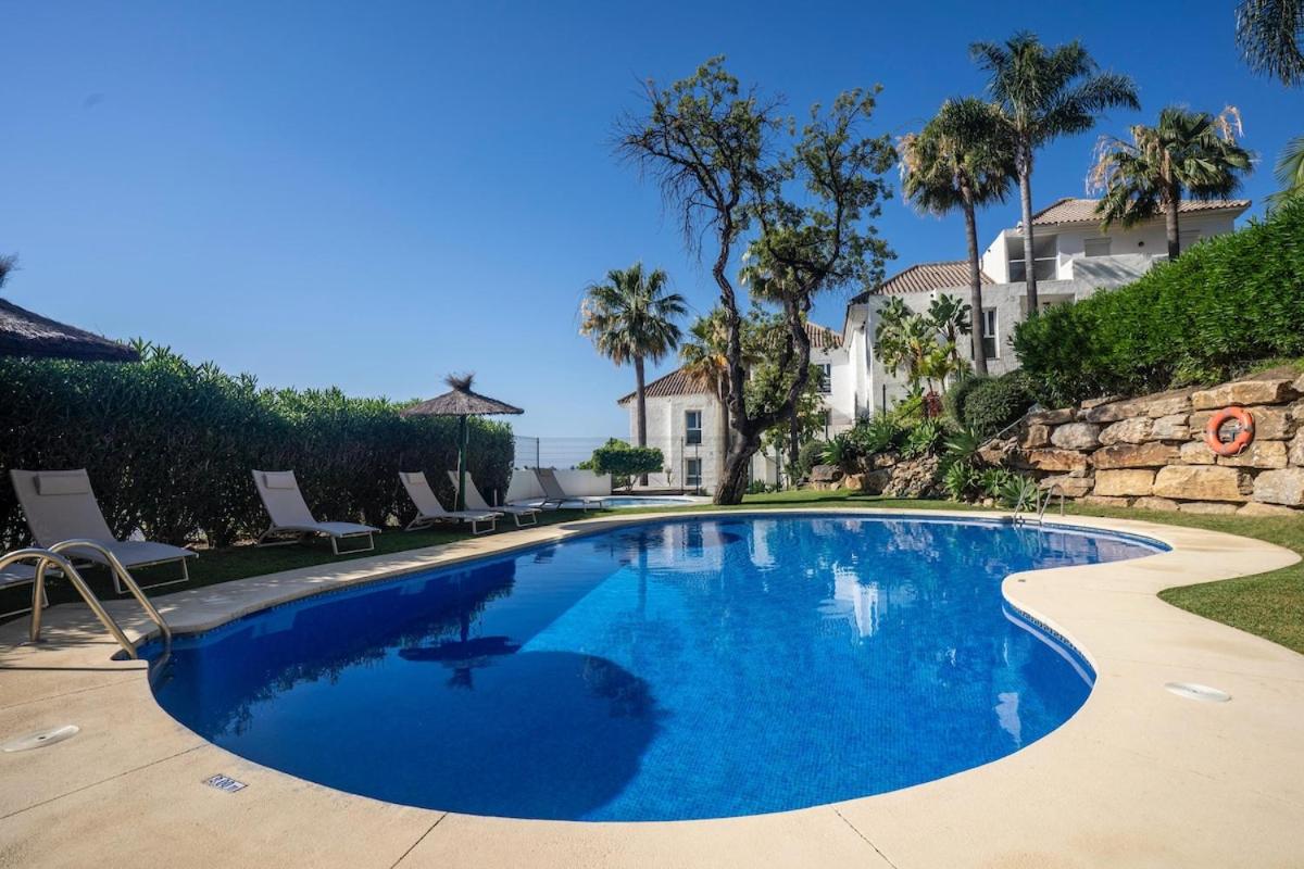 Atico Dúplex en Estepona con Vistas al Mar y Montaña a 10 min de la Playa