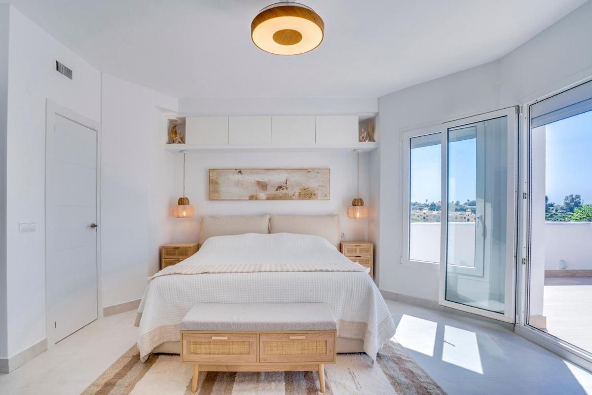 Atico Dúplex en Estepona con Vistas al Mar y Montaña a 10 min de la Playa