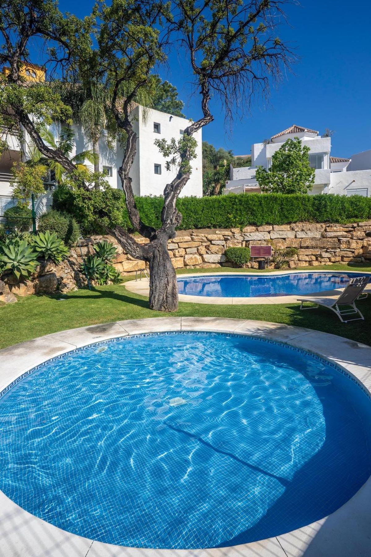 Atico Dúplex en Estepona con Vistas al Mar y Montaña a 10 min de la Playa