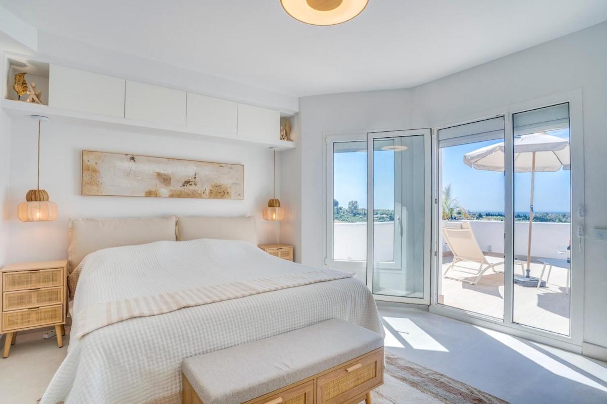 Atico Dúplex en Estepona con Vistas al Mar y Montaña a 10 min de la Playa