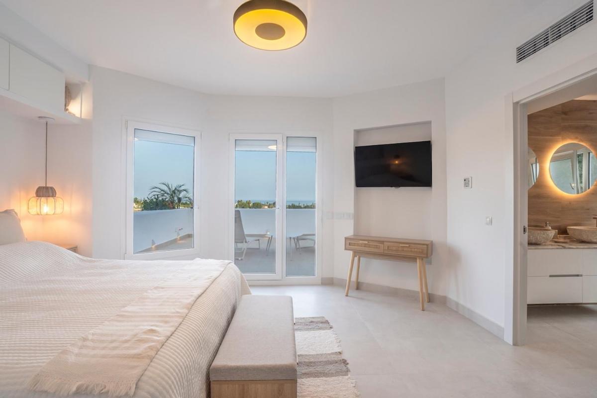 Atico Dúplex en Estepona con Vistas al Mar y Montaña a 10 min de la Playa