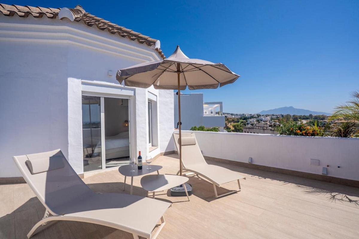 Atico Dúplex en Estepona con Vistas al Mar y Montaña a 10 min de la Playa