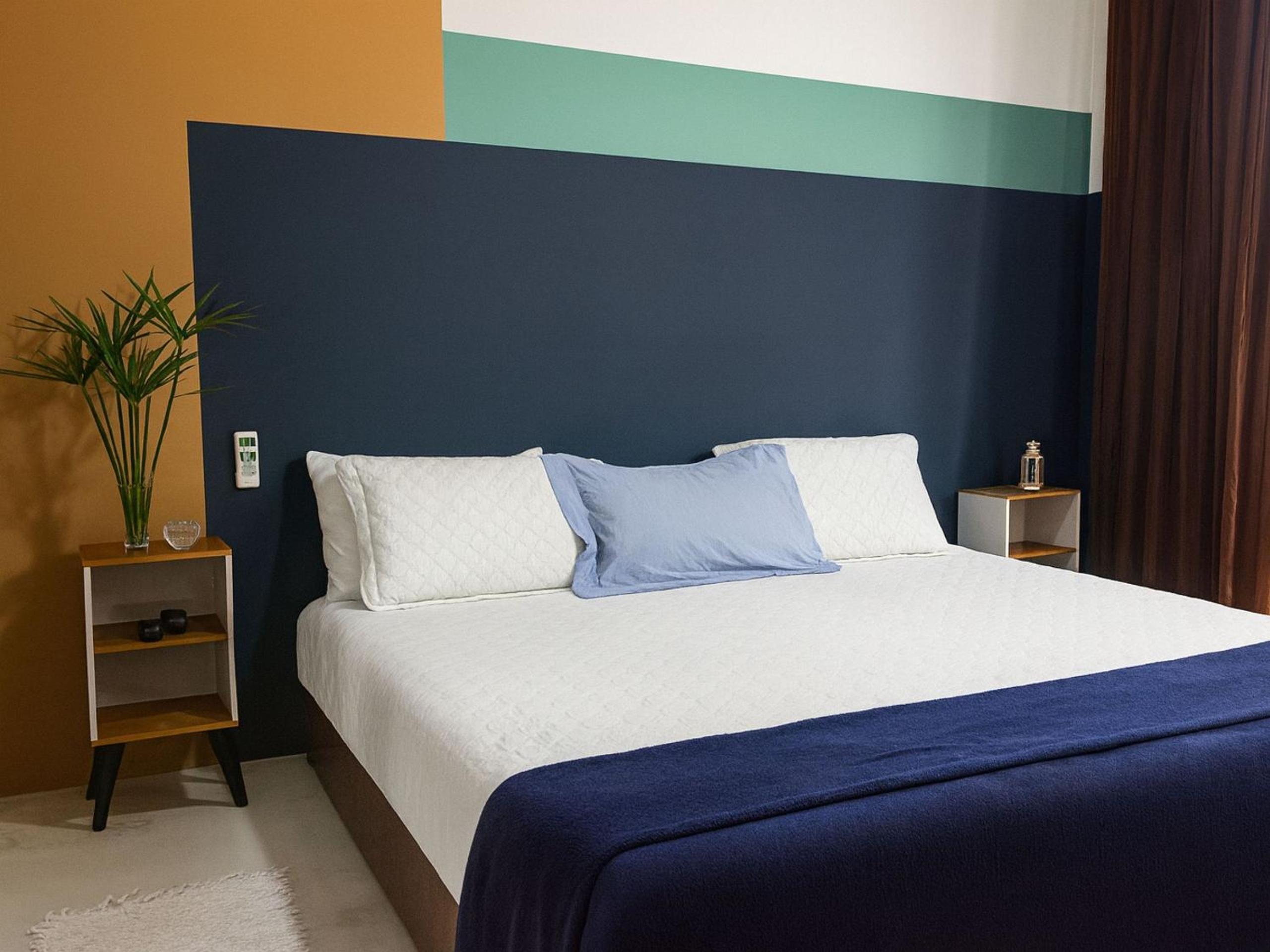 Casa com 2 quartos em condomínio tranquilo, suíte com cama king, ar-condicionado, Wi-Fi rápido, cozinha equipada e garagem privativa