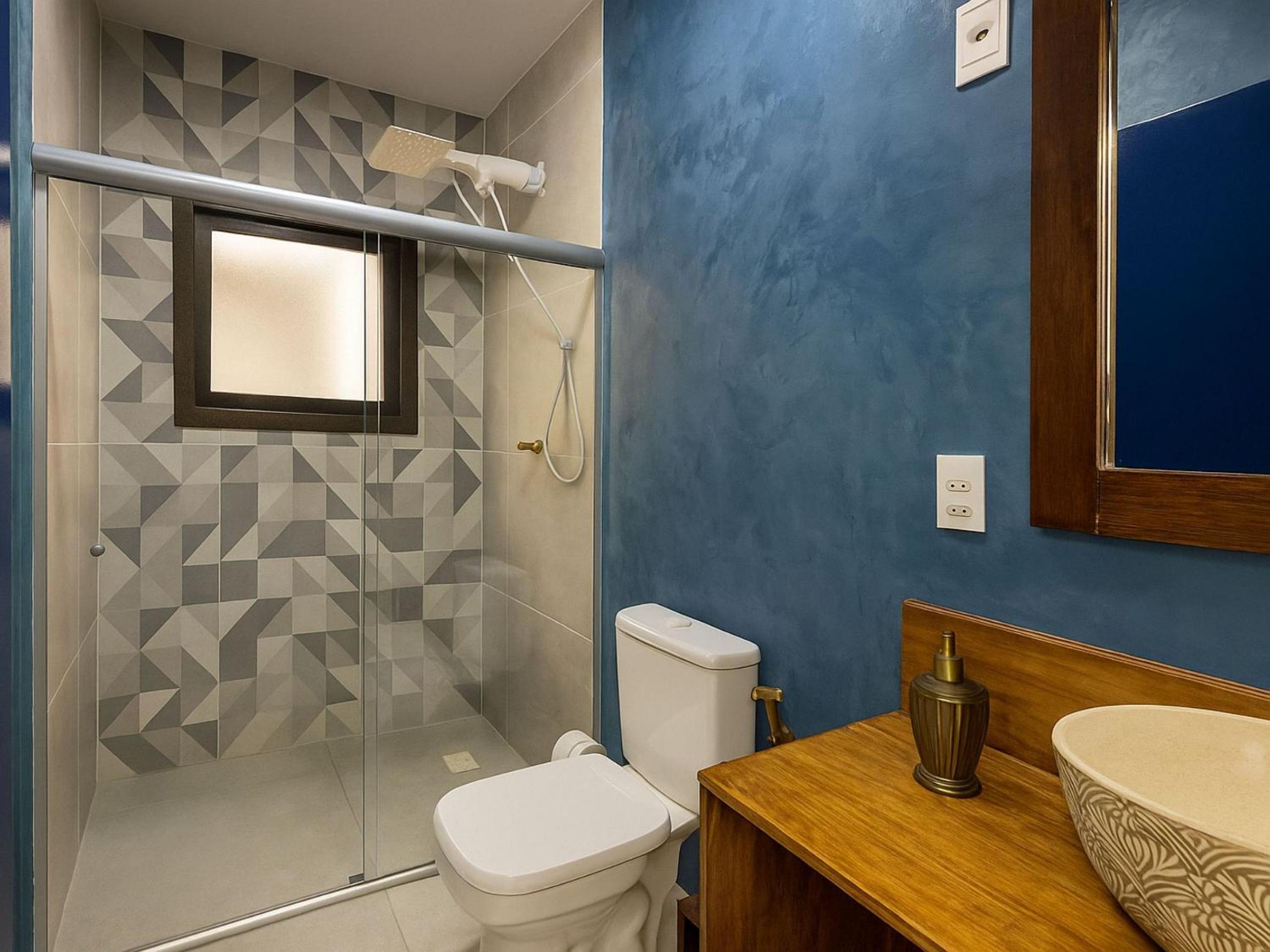 Casa com 2 quartos em condomínio tranquilo, suíte com cama king, ar-condicionado, Wi-Fi rápido, cozinha equipada e garagem privativa