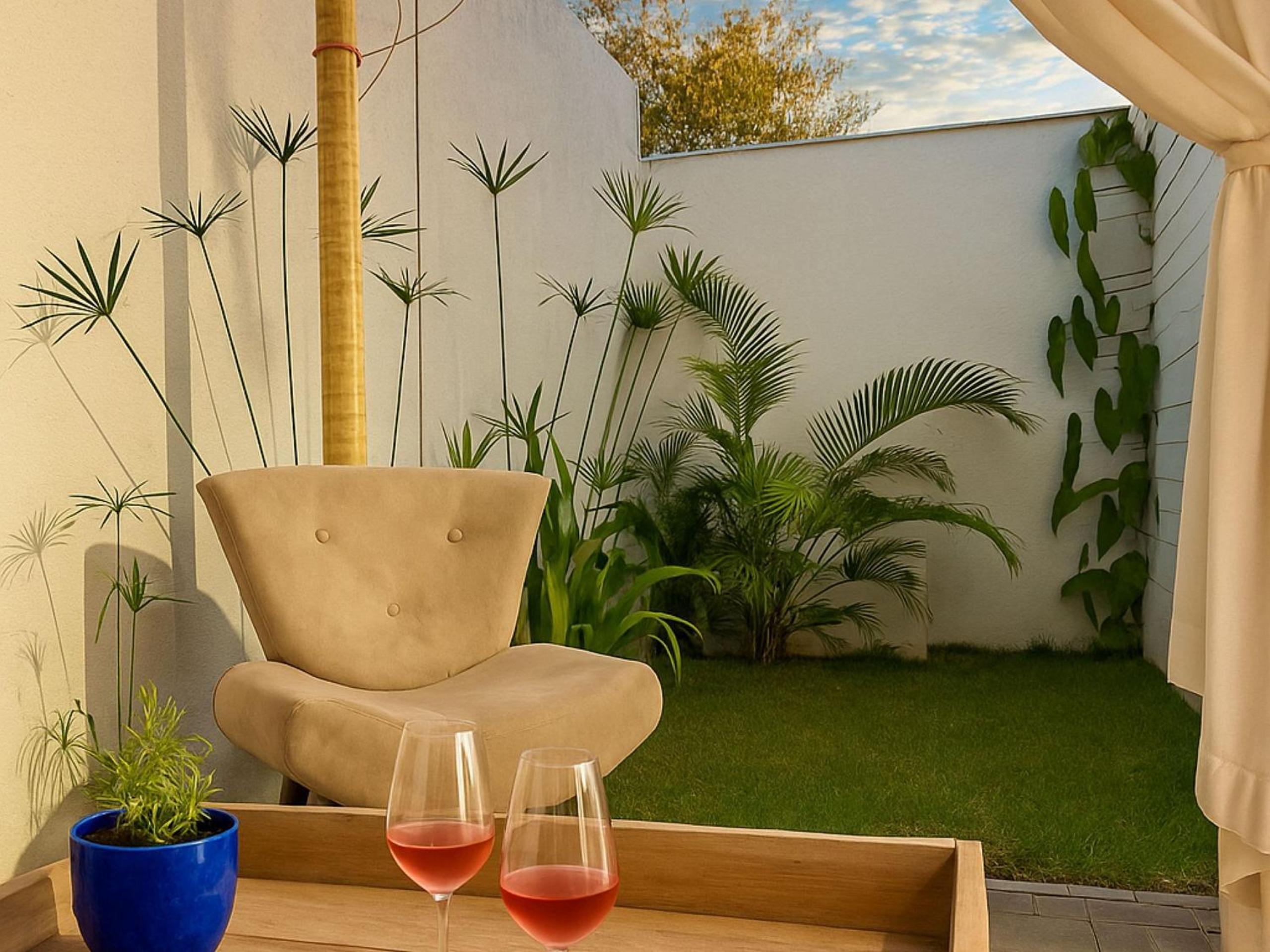Casa com 2 quartos em condomínio tranquilo, suíte com cama king, ar-condicionado, Wi-Fi rápido, cozinha equipada e garagem privativa