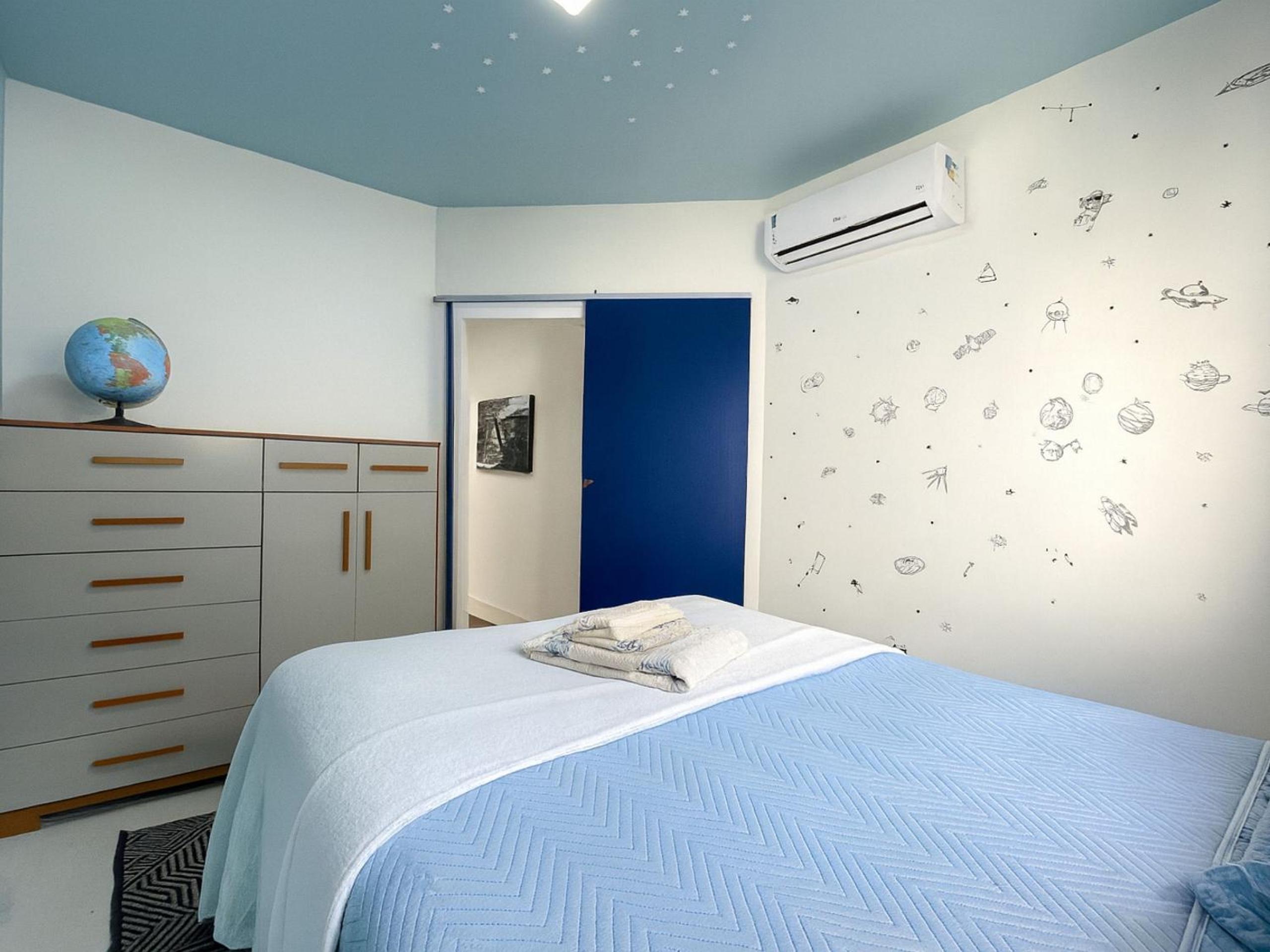 Casa com 2 quartos em condomínio tranquilo, suíte com cama king, ar-condicionado, Wi-Fi rápido, cozinha equipada e garagem privativa