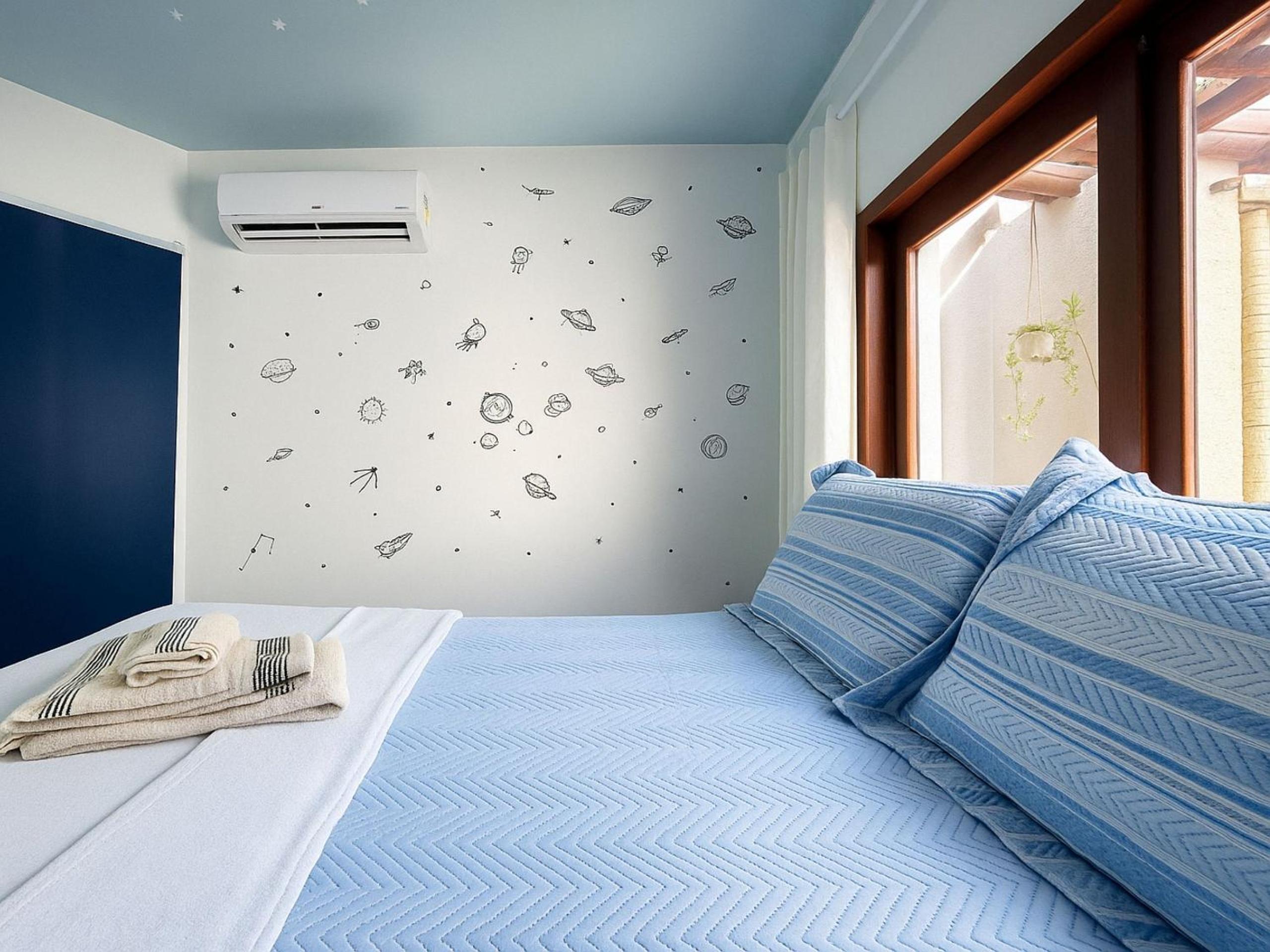 Casa com 2 quartos em condomínio tranquilo, suíte com cama king, ar-condicionado, Wi-Fi rápido, cozinha equipada e garagem privativa