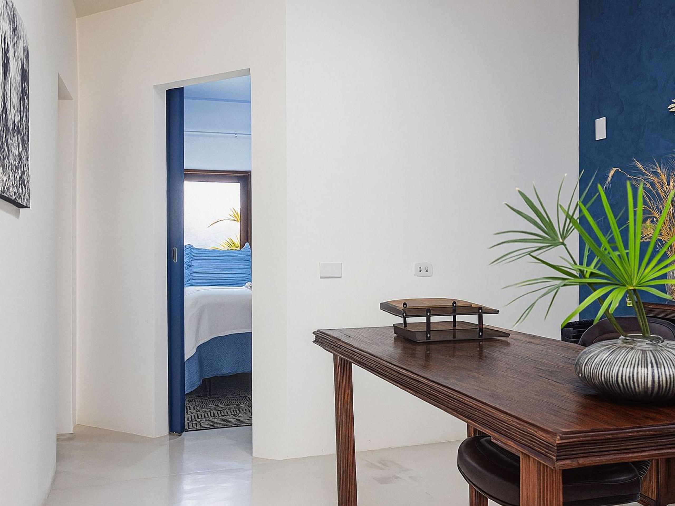 Casa com 2 quartos em condomínio tranquilo, suíte com cama king, ar-condicionado, Wi-Fi rápido, cozinha equipada e garagem privativa