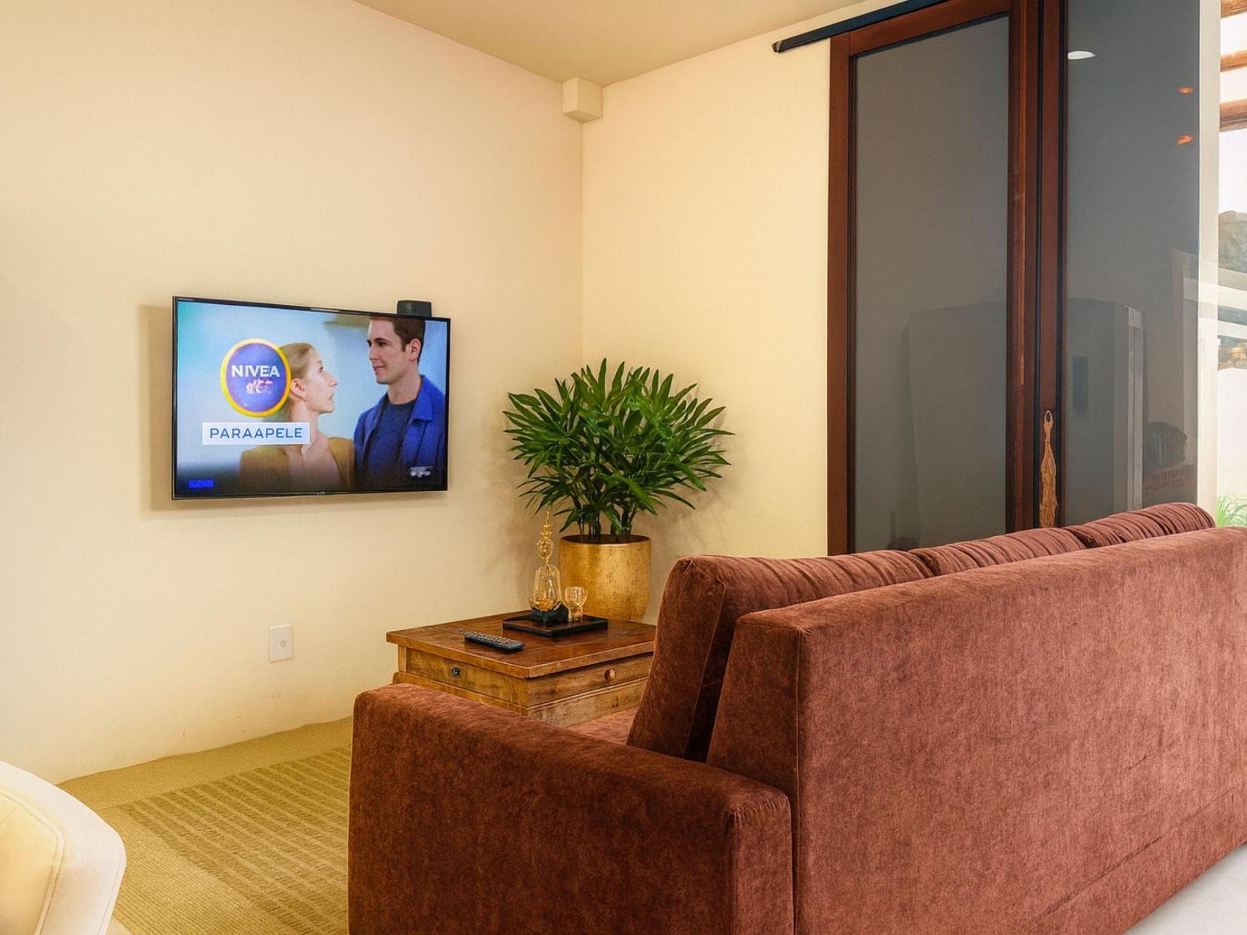 Casa com 2 quartos em condomínio tranquilo, suíte com cama king, ar-condicionado, Wi-Fi rápido, cozinha equipada e garagem privativa