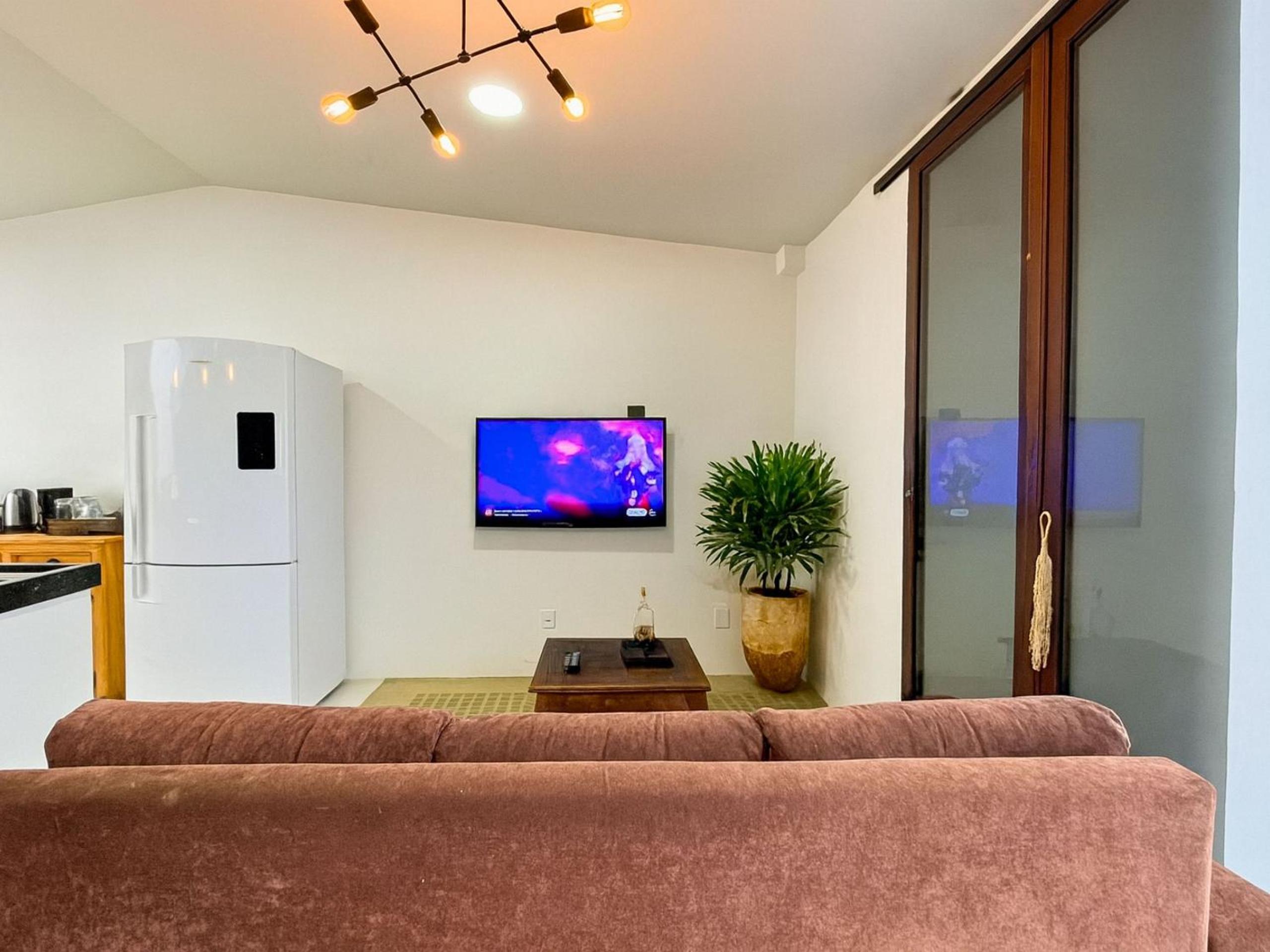 Casa com 2 quartos em condomínio tranquilo, suíte com cama king, ar-condicionado, Wi-Fi rápido, cozinha equipada e garagem privativa