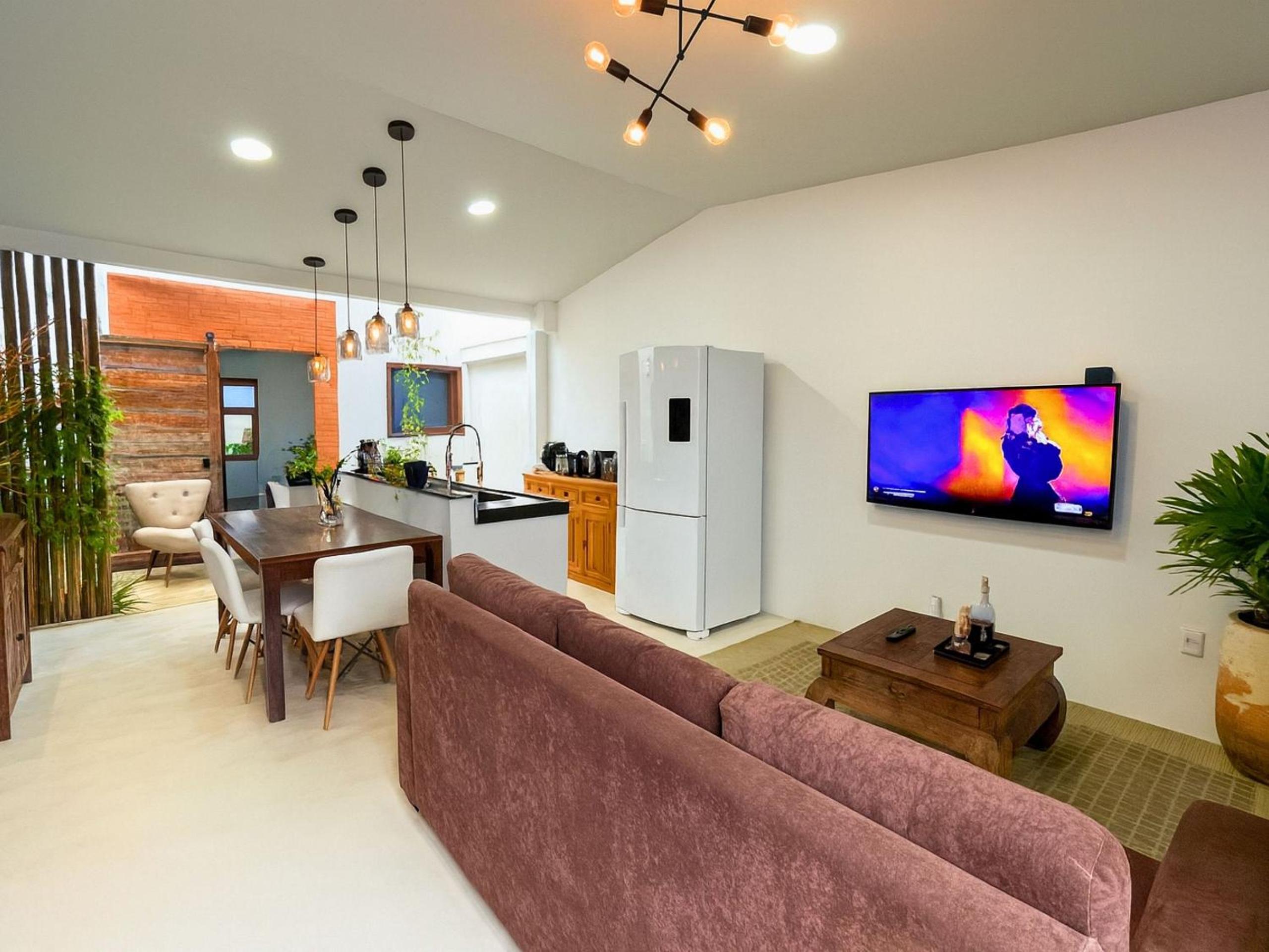 Casa com 2 quartos em condomínio tranquilo, suíte com cama king, ar-condicionado, Wi-Fi rápido, cozinha equipada e garagem privativa