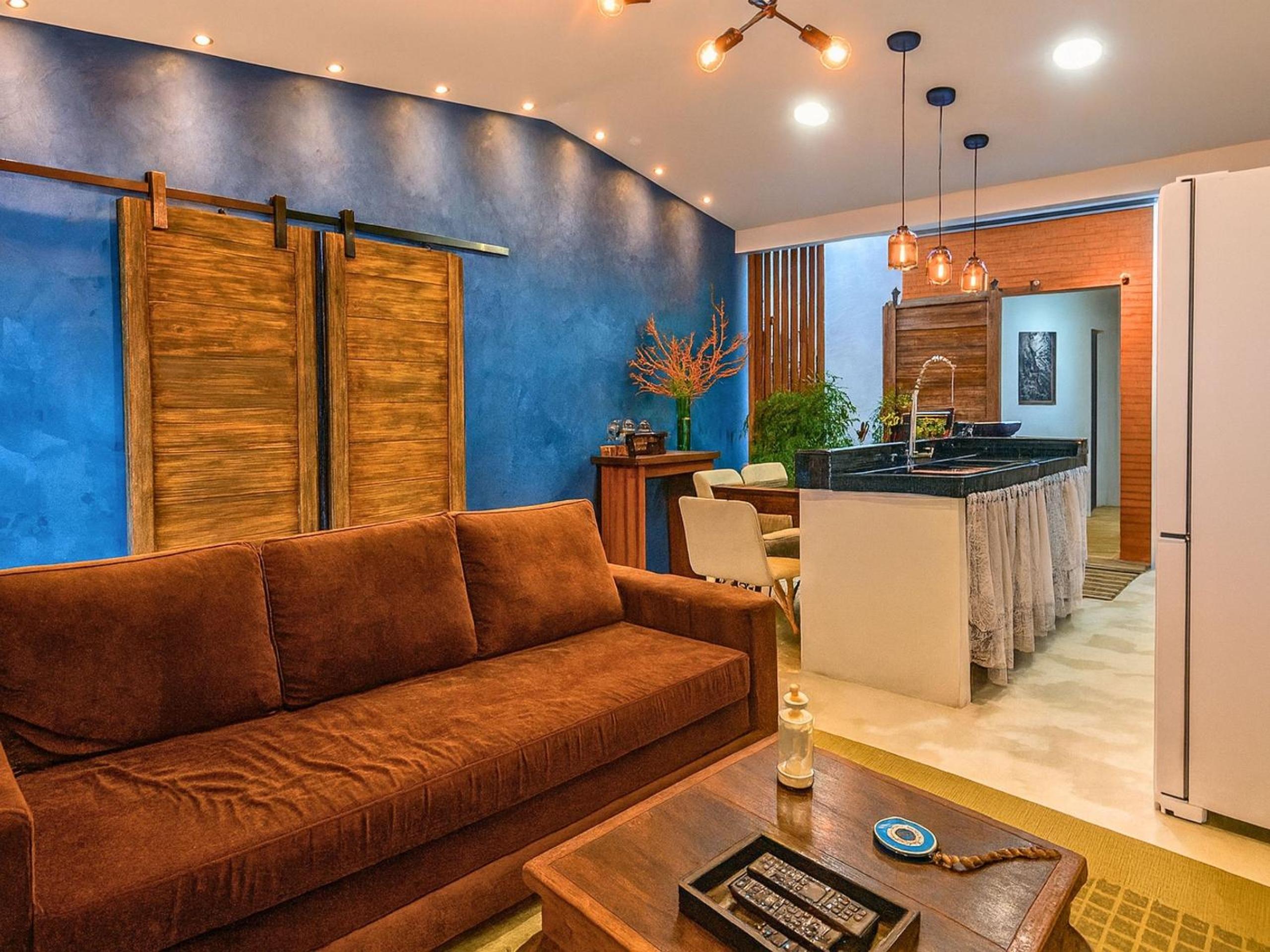 Casa com 2 quartos em condomínio tranquilo, suíte com cama king, ar-condicionado, Wi-Fi rápido, cozinha equipada e garagem privativa