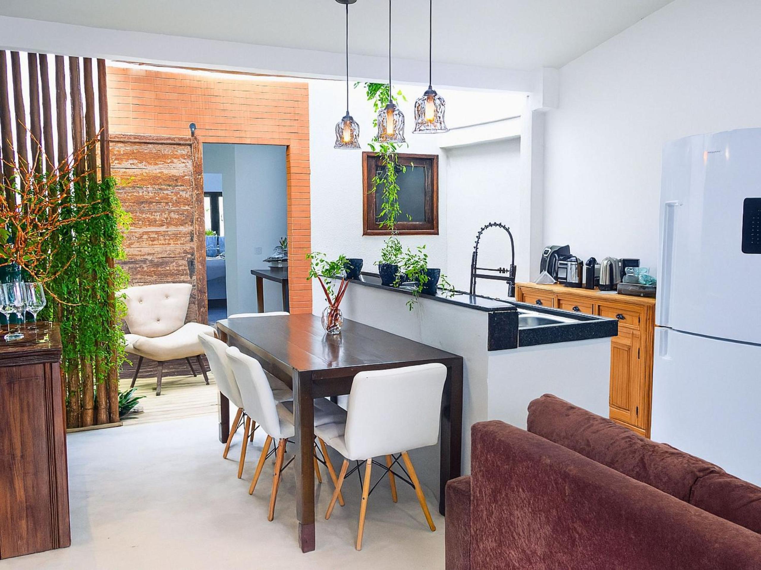 Casa com 2 quartos em condomínio tranquilo, suíte com cama king, ar-condicionado, Wi-Fi rápido, cozinha equipada e garagem privativa