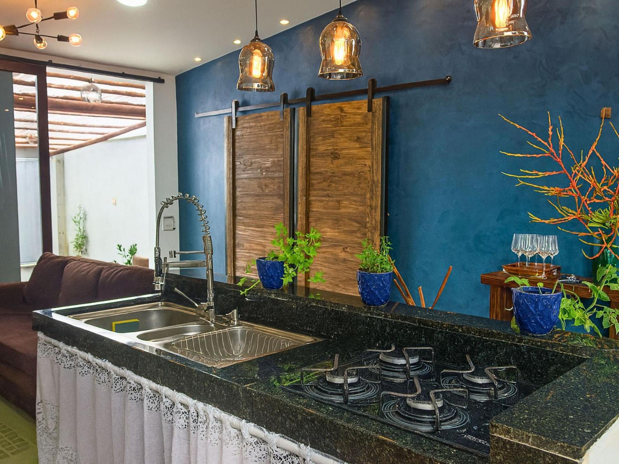 Casa com 2 quartos em condomínio tranquilo, suíte com cama king, ar-condicionado, Wi-Fi rápido, cozinha equipada e garagem privativa