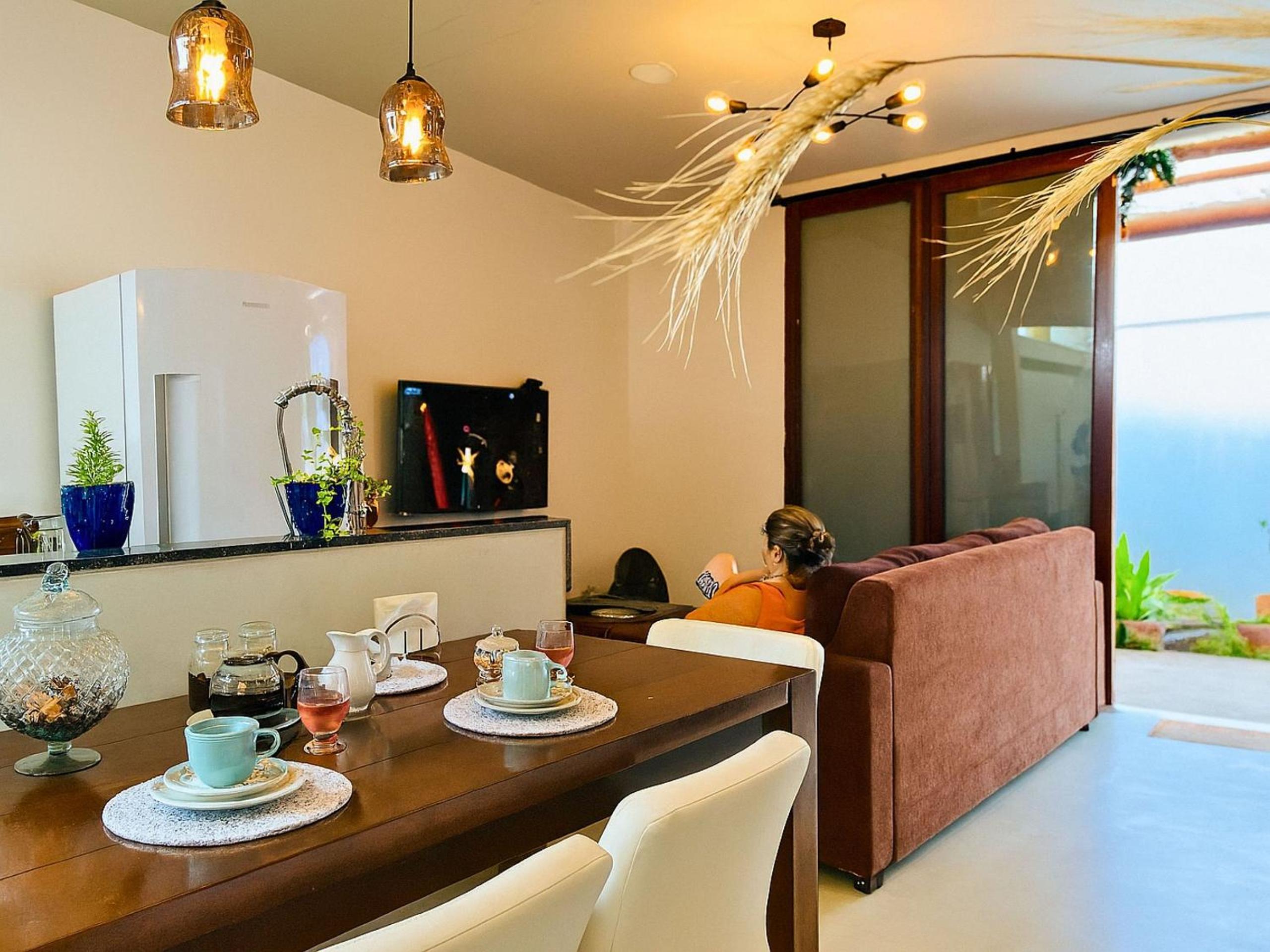 Casa com 2 quartos em condomínio tranquilo, suíte com cama king, ar-condicionado, Wi-Fi rápido, cozinha equipada e garagem privativa