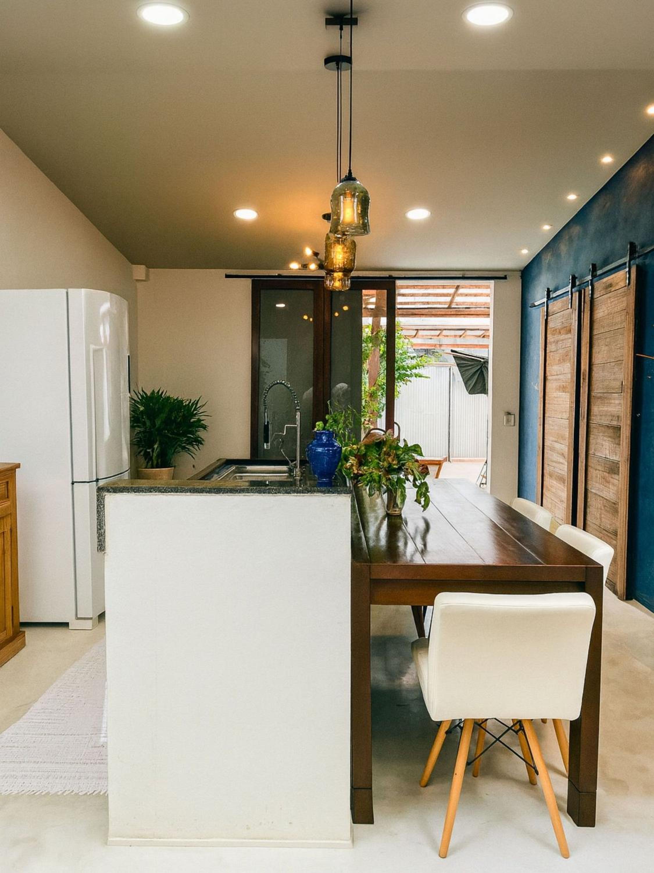 Casa com 2 quartos em condomínio tranquilo, suíte com cama king, ar-condicionado, Wi-Fi rápido, cozinha equipada e garagem privativa