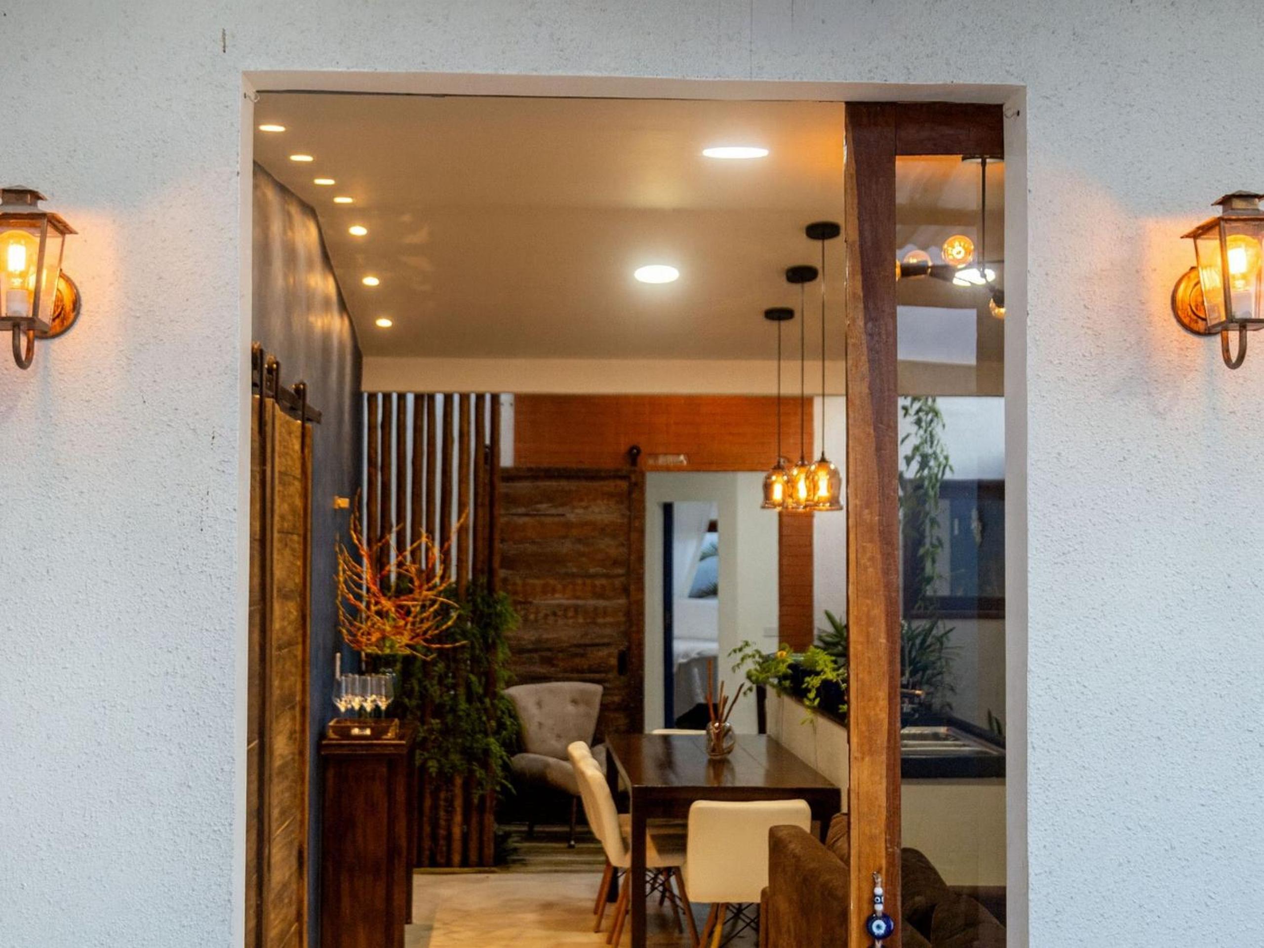 Casa com 2 quartos em condomínio tranquilo, suíte com cama king, ar-condicionado, Wi-Fi rápido, cozinha equipada e garagem privativa