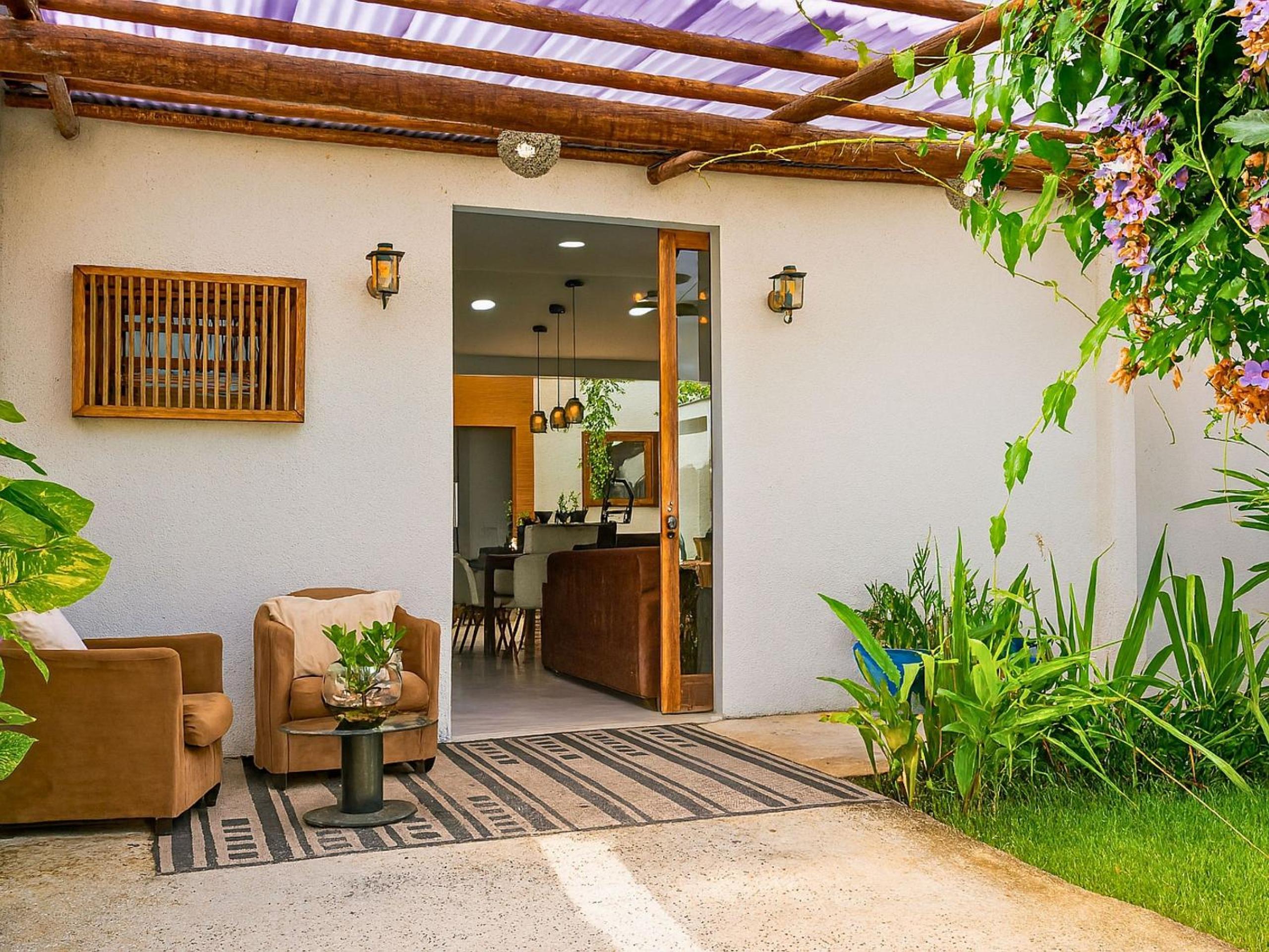 Casa com 2 quartos em condomínio tranquilo, suíte com cama king, ar-condicionado, Wi-Fi rápido, cozinha equipada e garagem privativa