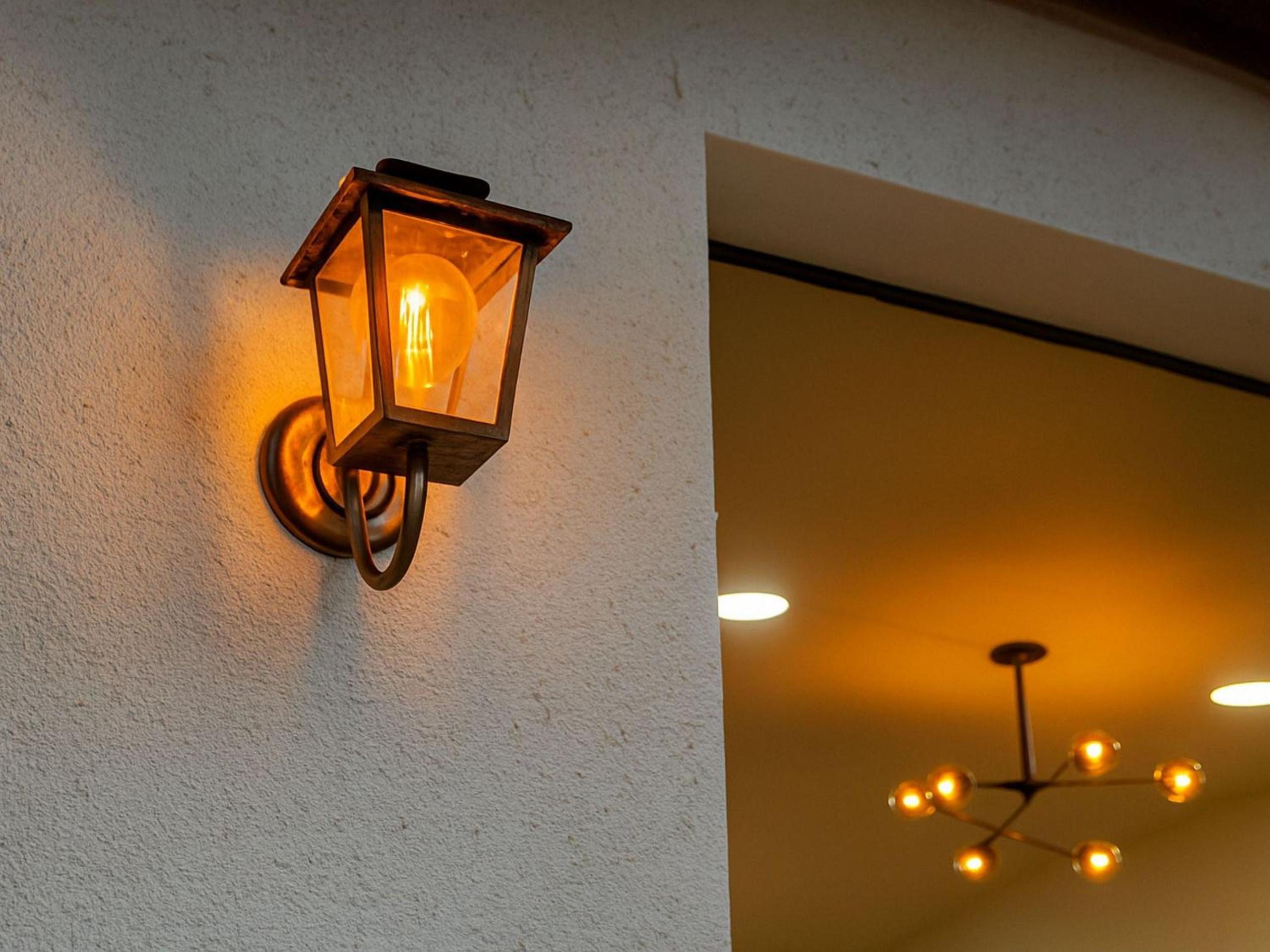 Casa com 2 quartos em condomínio tranquilo, suíte com cama king, ar-condicionado, Wi-Fi rápido, cozinha equipada e garagem privativa