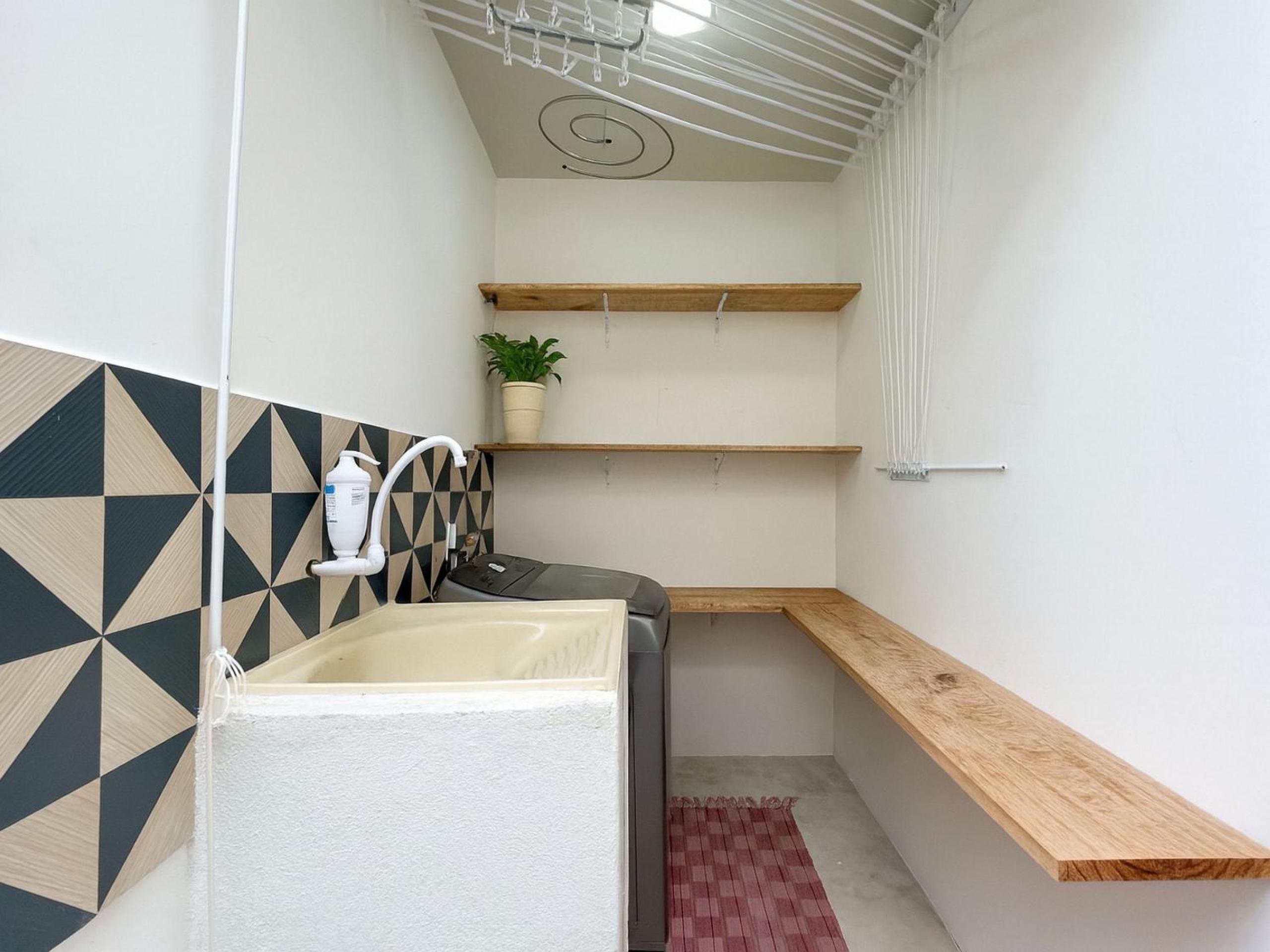 Casa com 2 quartos em condomínio tranquilo, suíte com cama king, ar-condicionado, Wi-Fi rápido, cozinha equipada e garagem privativa