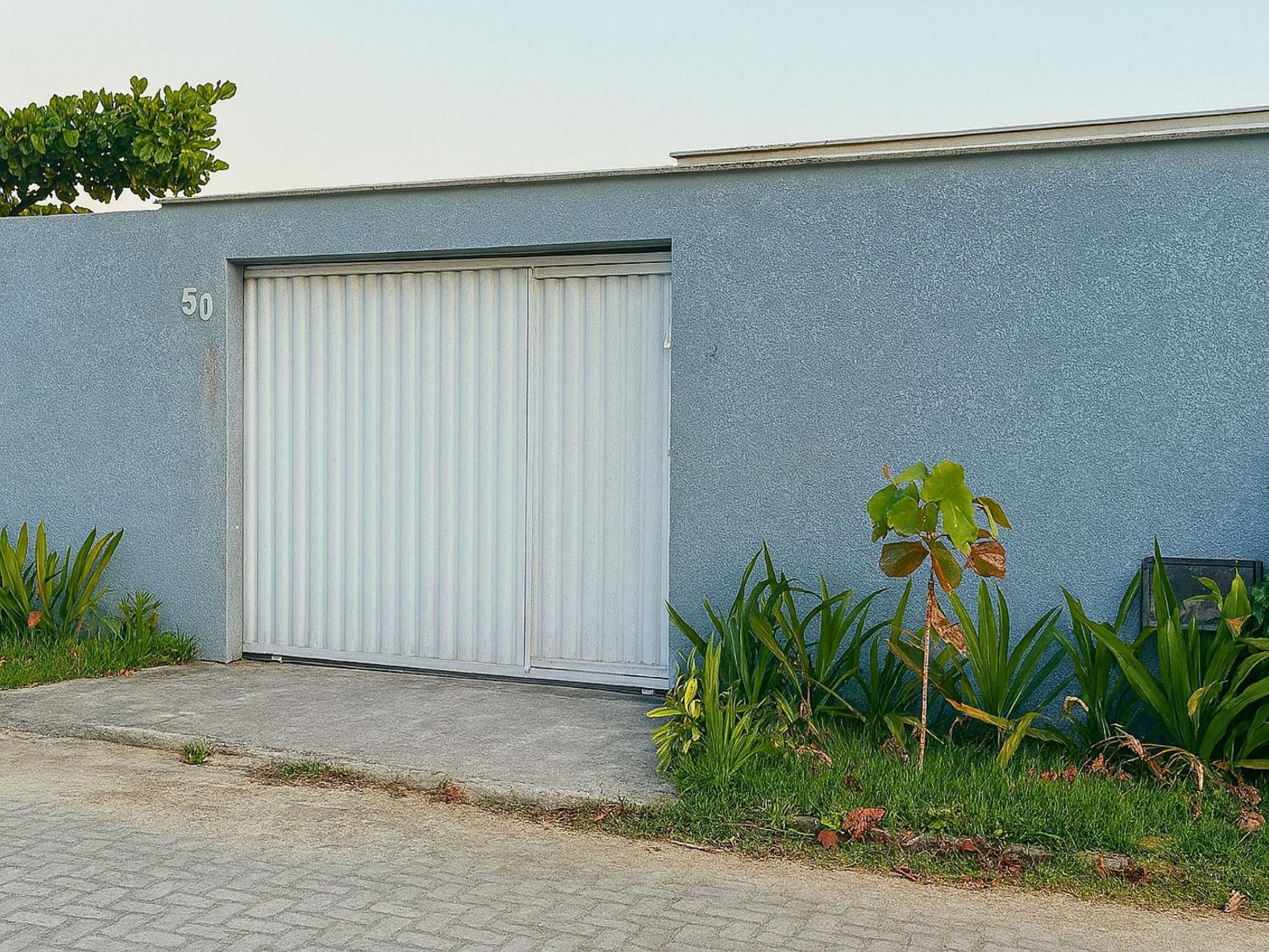 Casa com 2 quartos em condomínio tranquilo, suíte com cama king, ar-condicionado, Wi-Fi rápido, cozinha equipada e garagem privativa