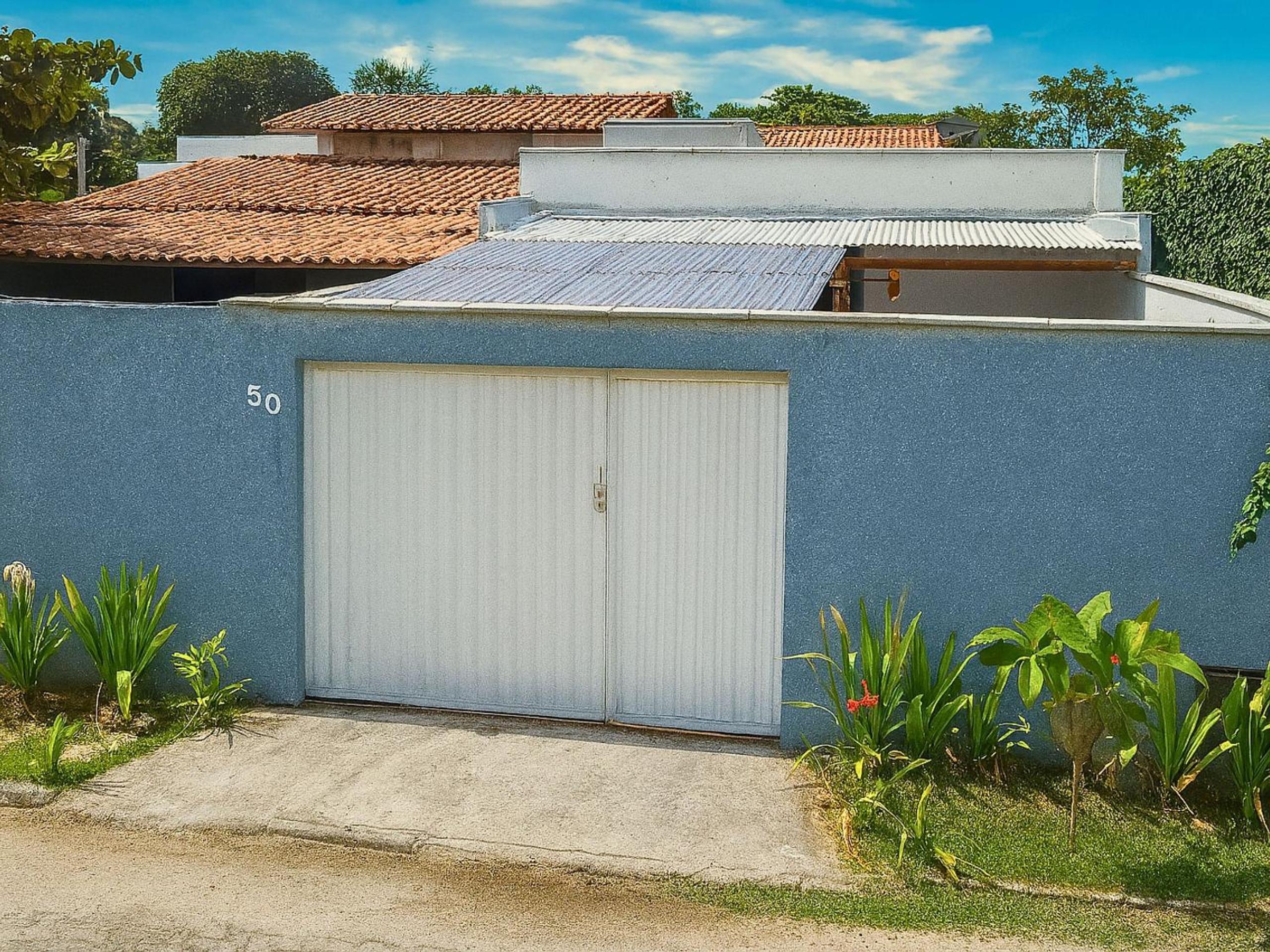 Casa com 2 quartos em condomínio tranquilo, suíte com cama king, ar-condicionado, Wi-Fi rápido, cozinha equipada e garagem privativa