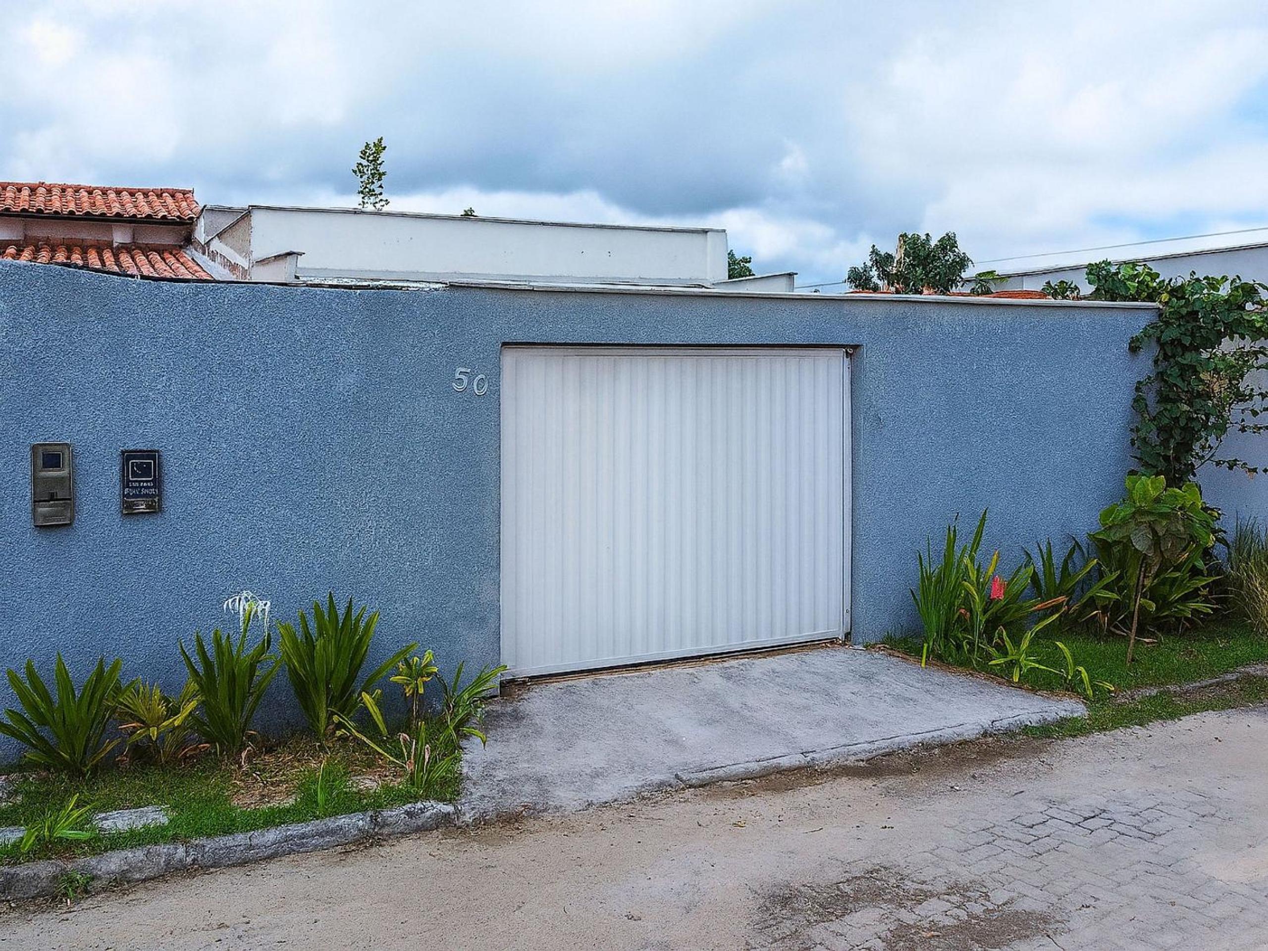 Casa com 2 quartos em condomínio tranquilo, suíte com cama king, ar-condicionado, Wi-Fi rápido, cozinha equipada e garagem privativa