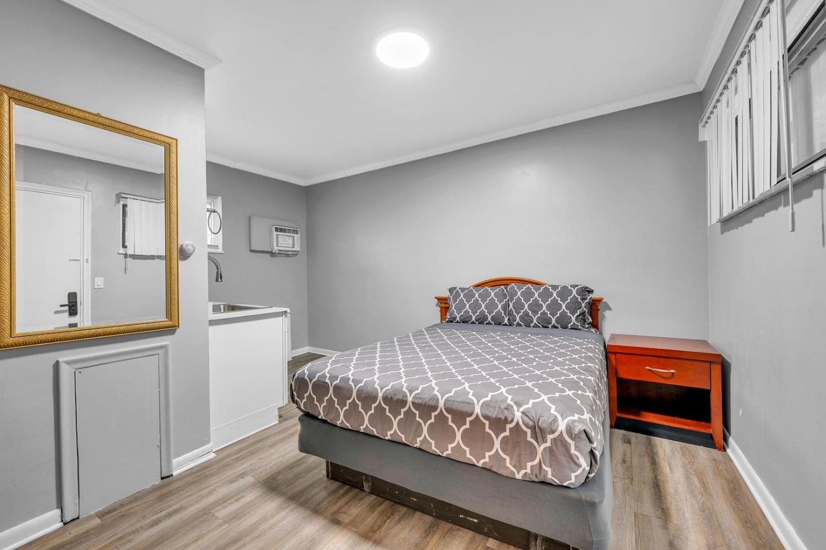 Private Getaway for 2 • Near Dining Entertainment