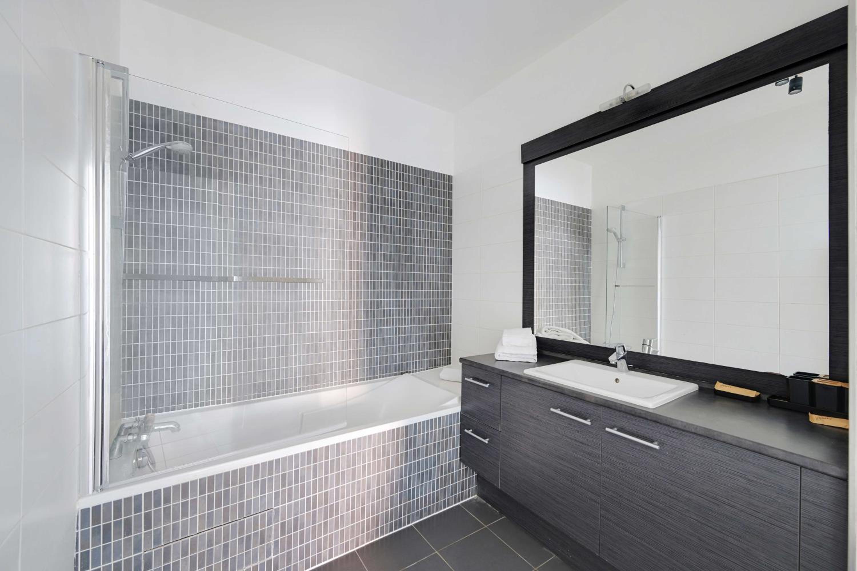 Charming apartment - 2BR-4P- Balcony- Malakoff